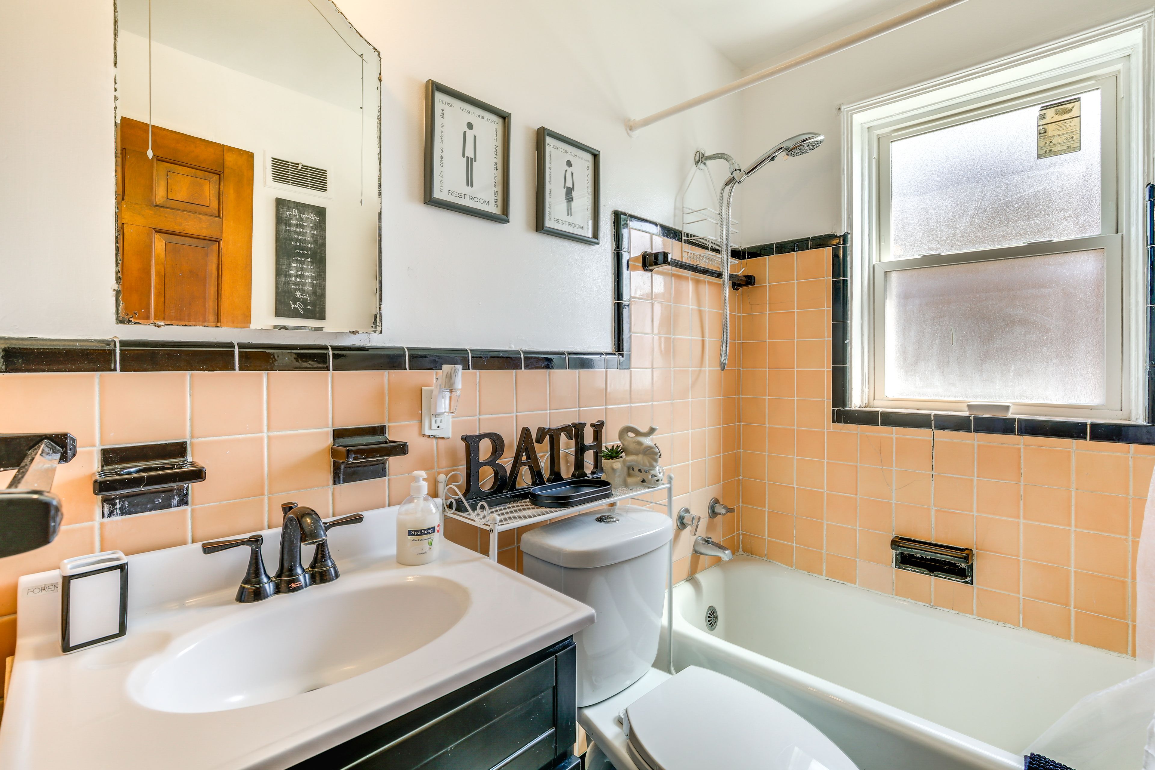 Full Bathroom | Towels Provided
