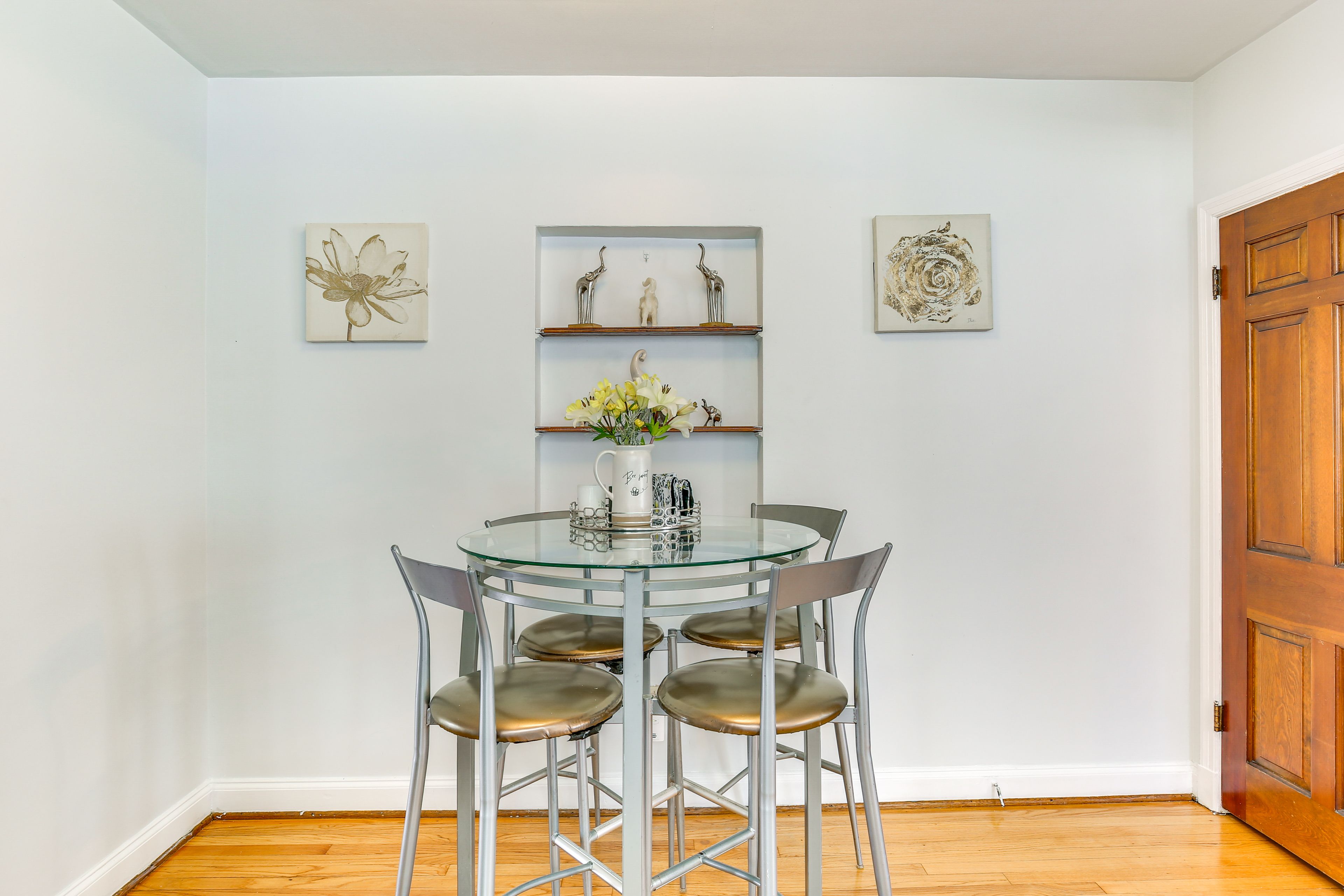 Dining Area | Dishware/Flatware Provided