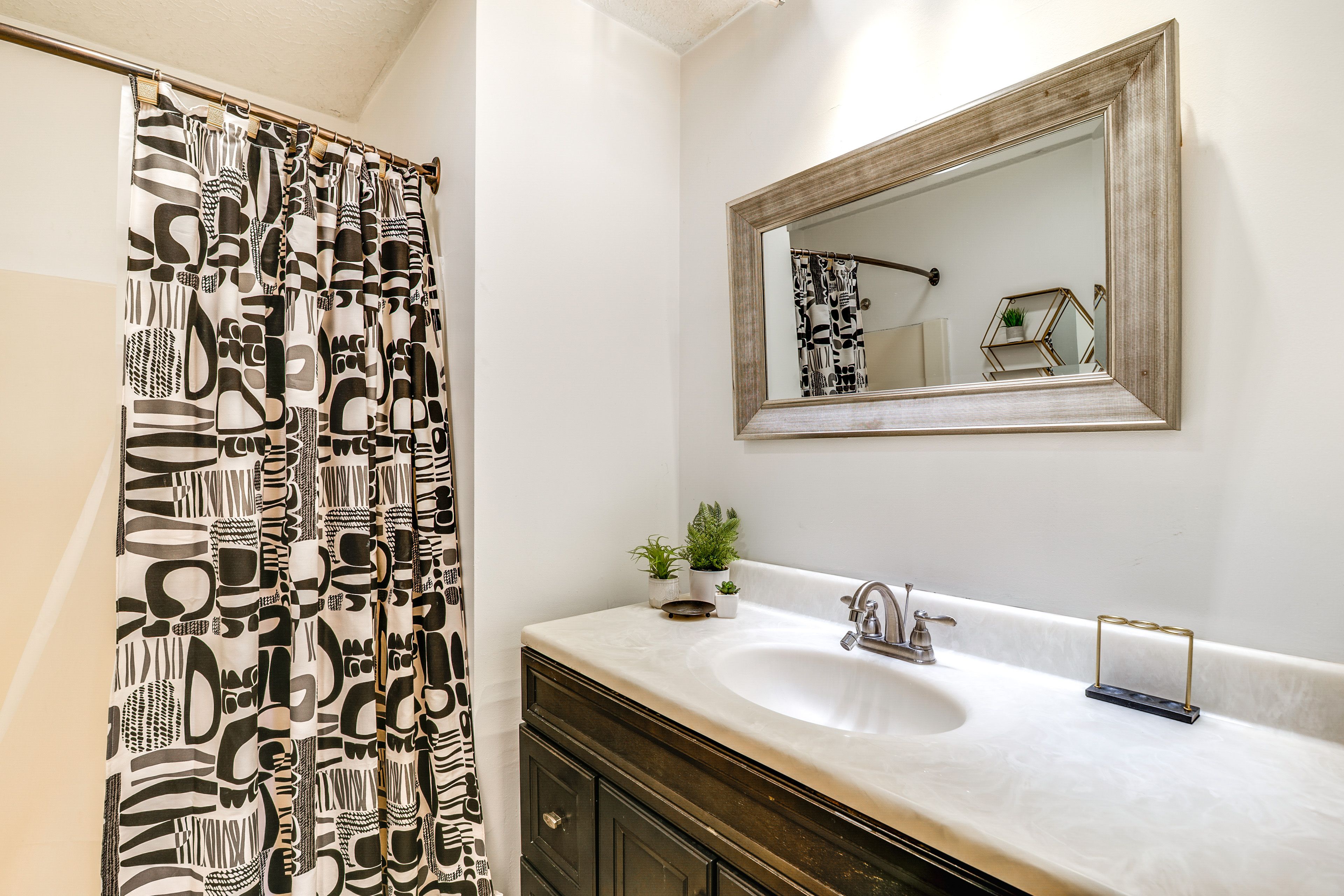 En-Suite Bathroom | Lower Floor