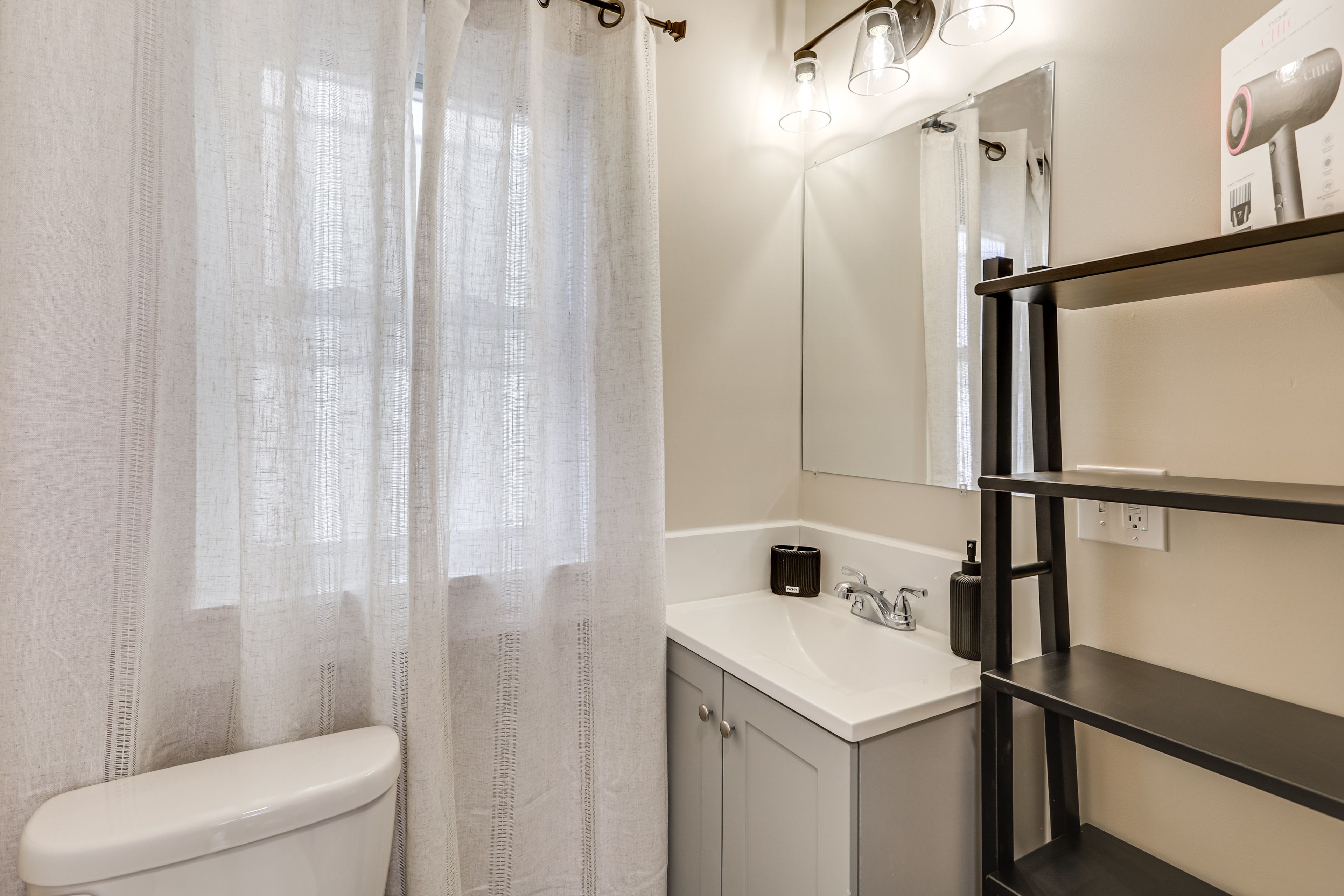 Full Bathroom | Towels Provided