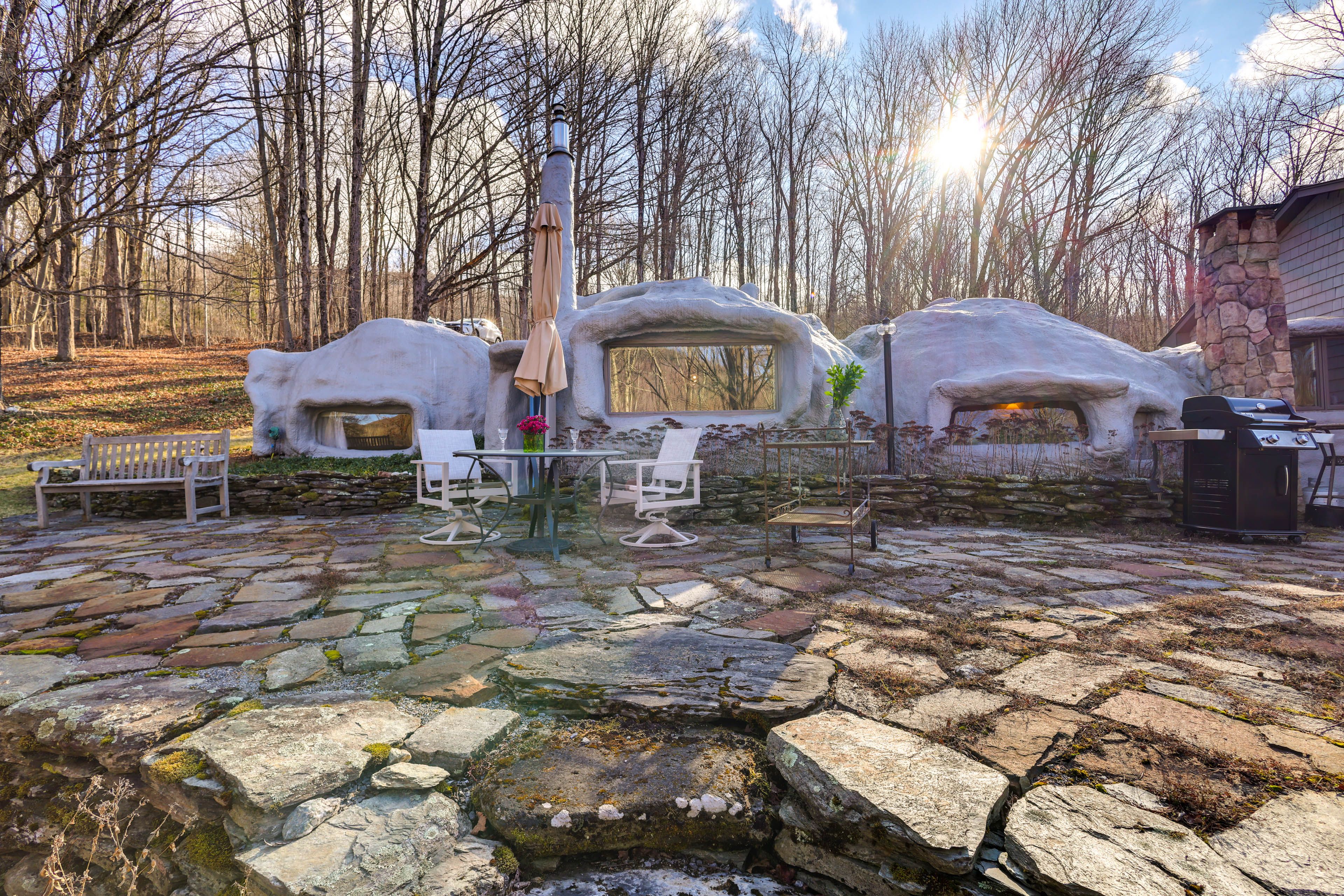 Private Patio | Gas Grill | Dining Set