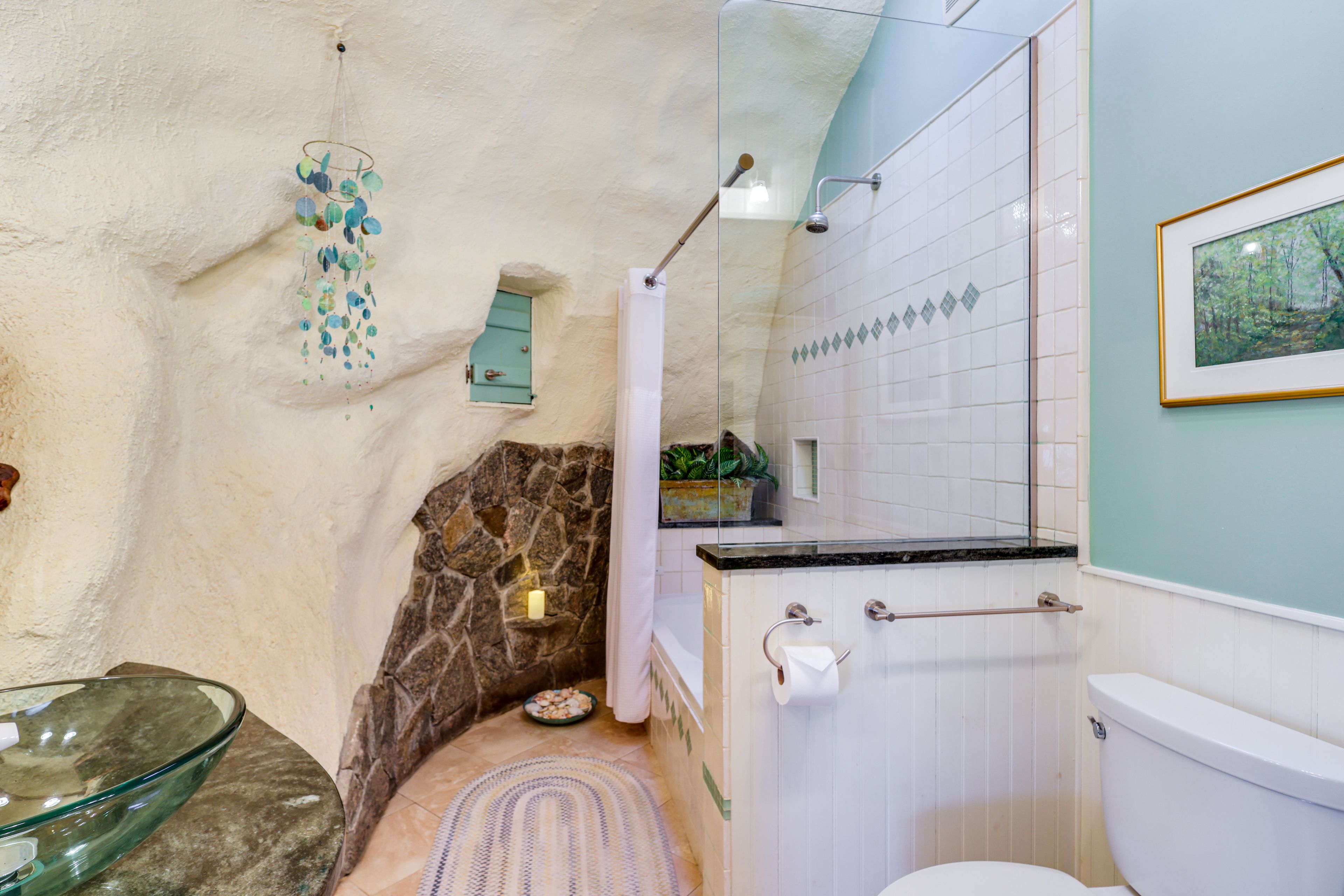 Full Bathroom | Towels Provided | Complimentary Toiletries