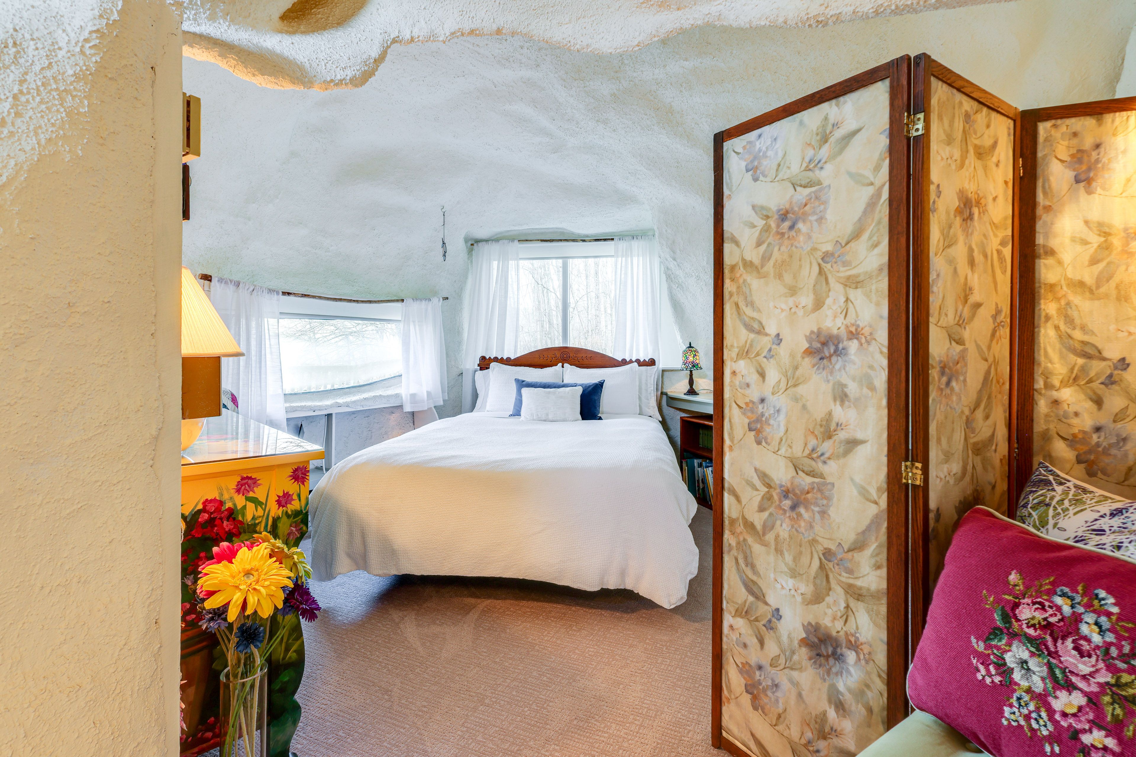 Bedroom | Queen Bed | Linens Provided