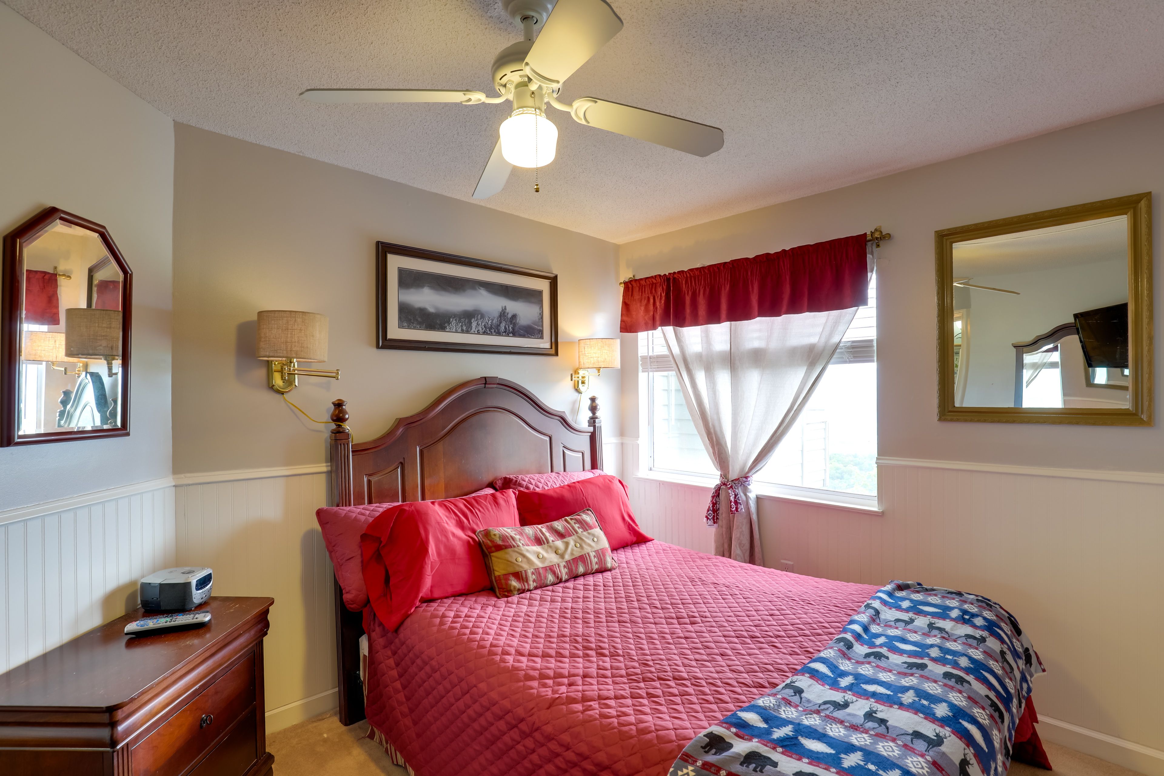 Bedroom 1 | Queen Bed