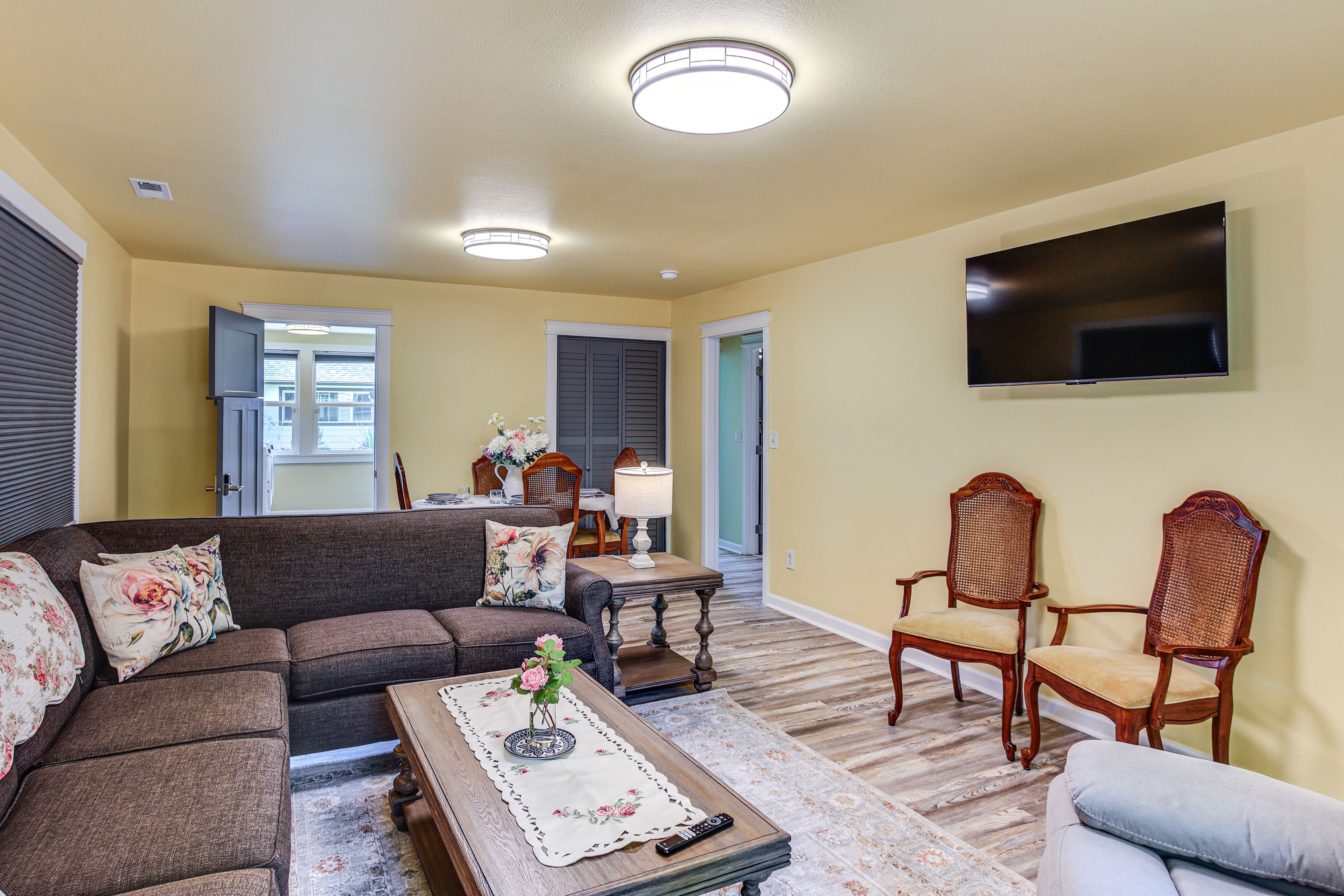 Living Area | Dining Table