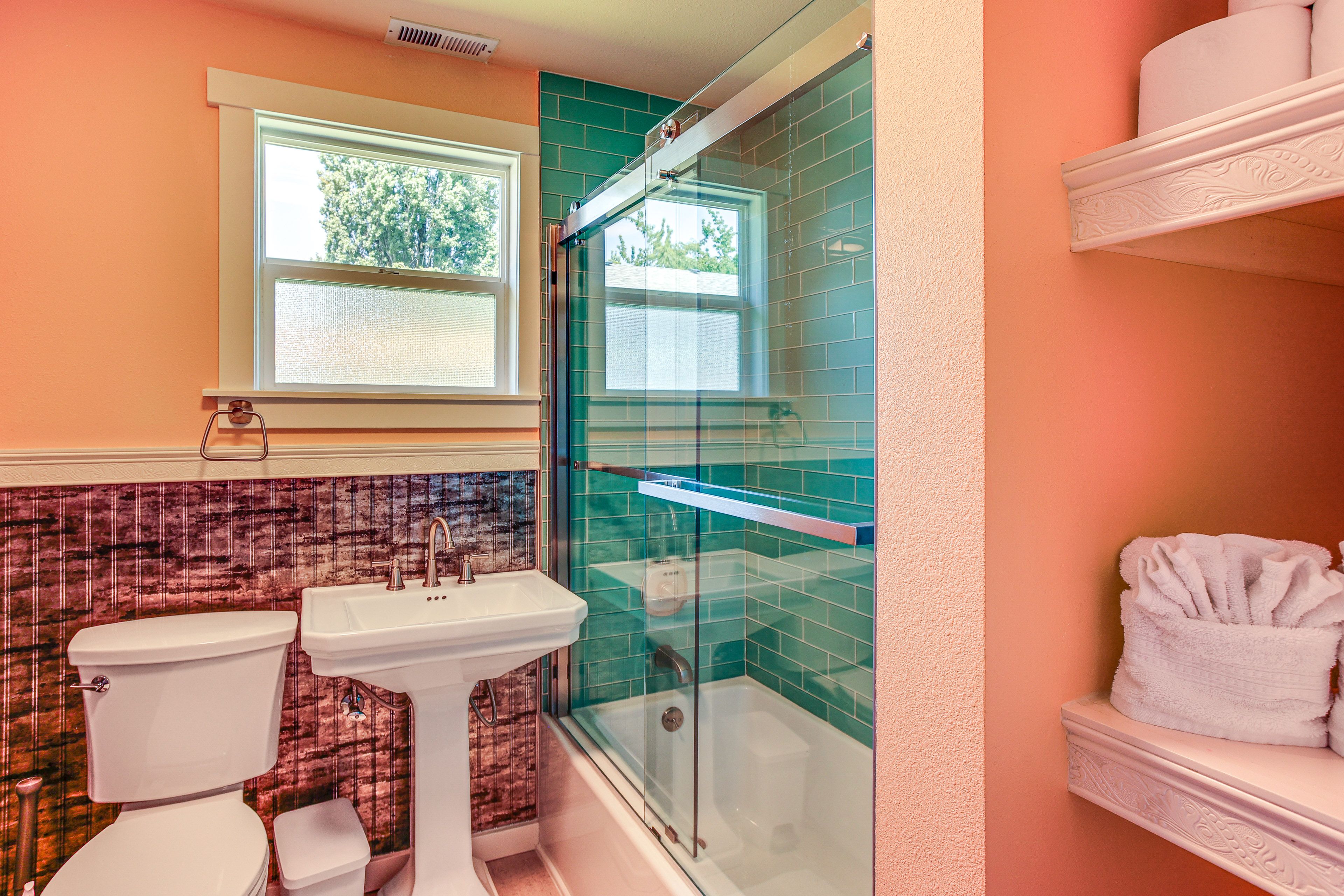 Full Bathroom | Towels Provided | 1st Floor