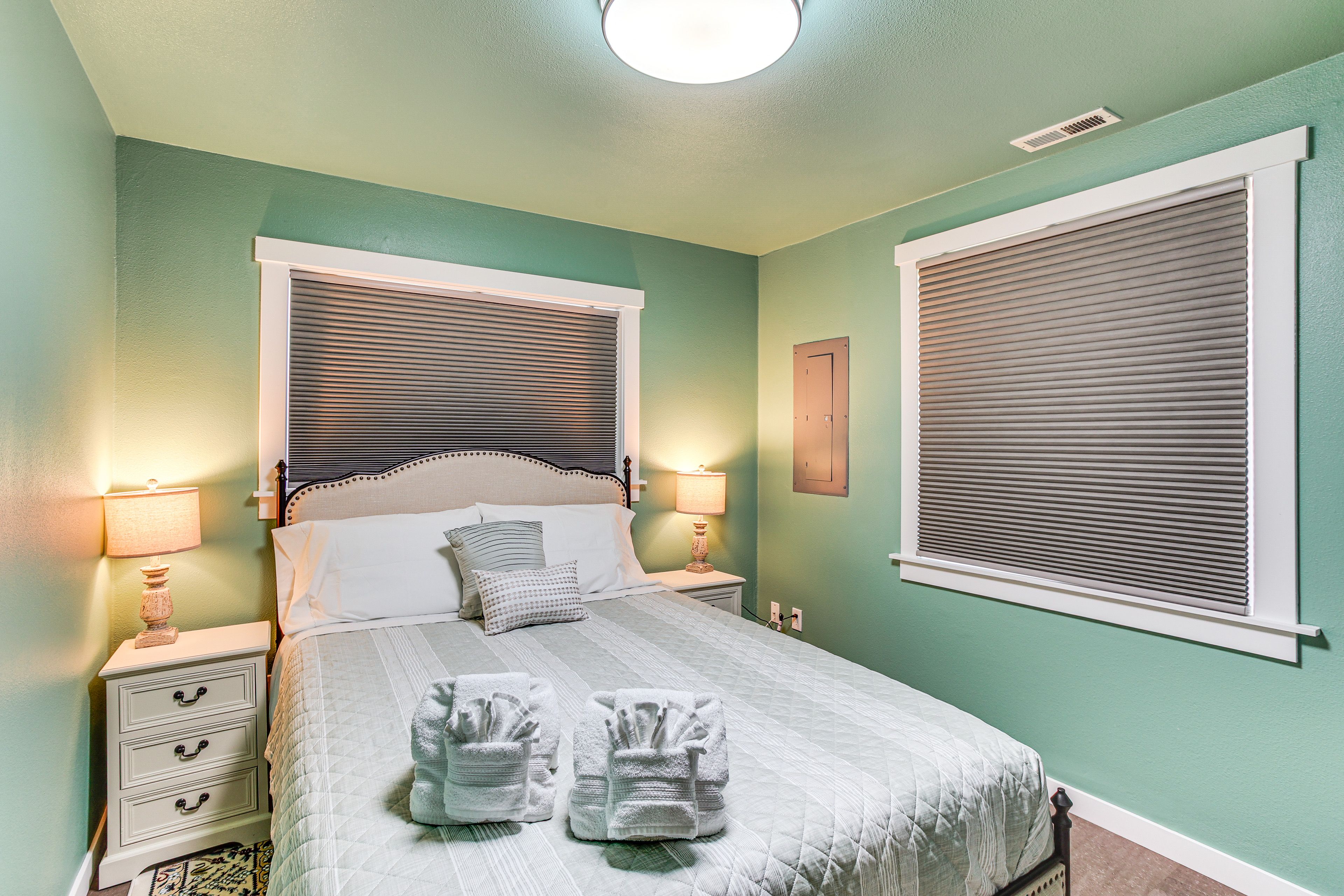 Bedroom 1 | Queen Bed | 1st Floor