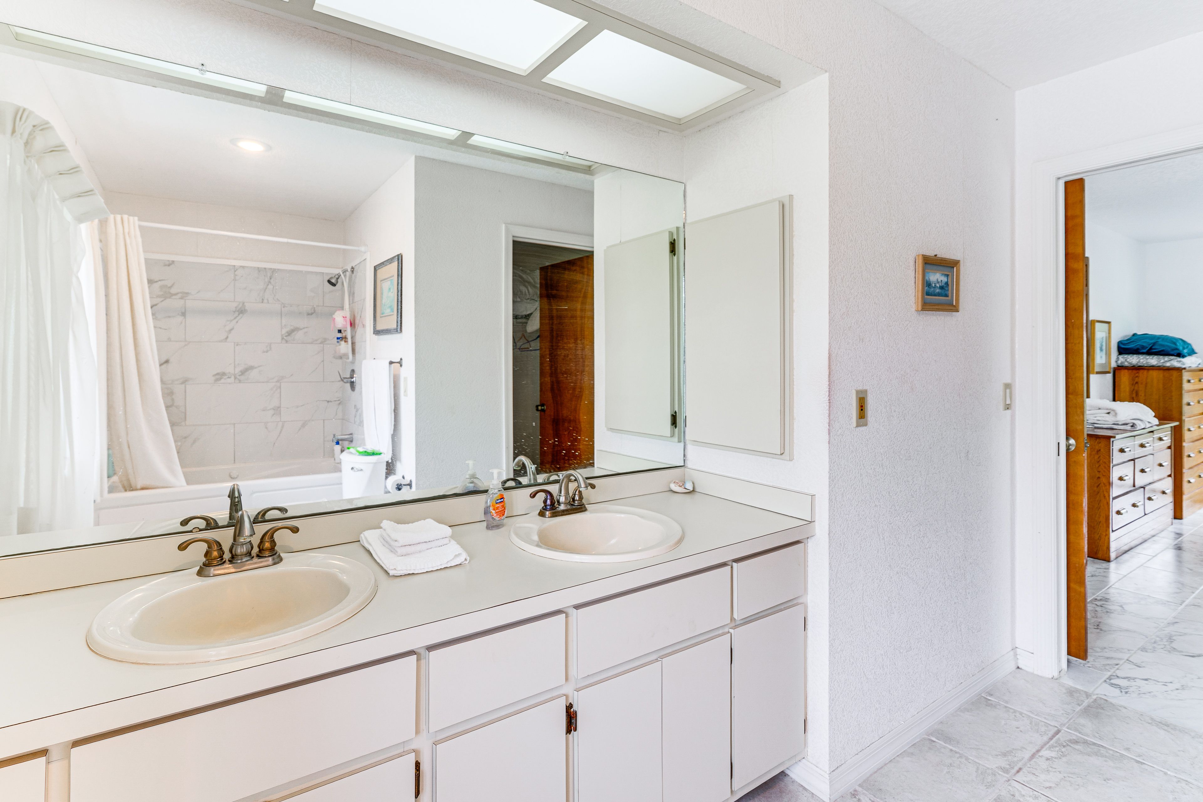 Full Bathroom | Towels Provided