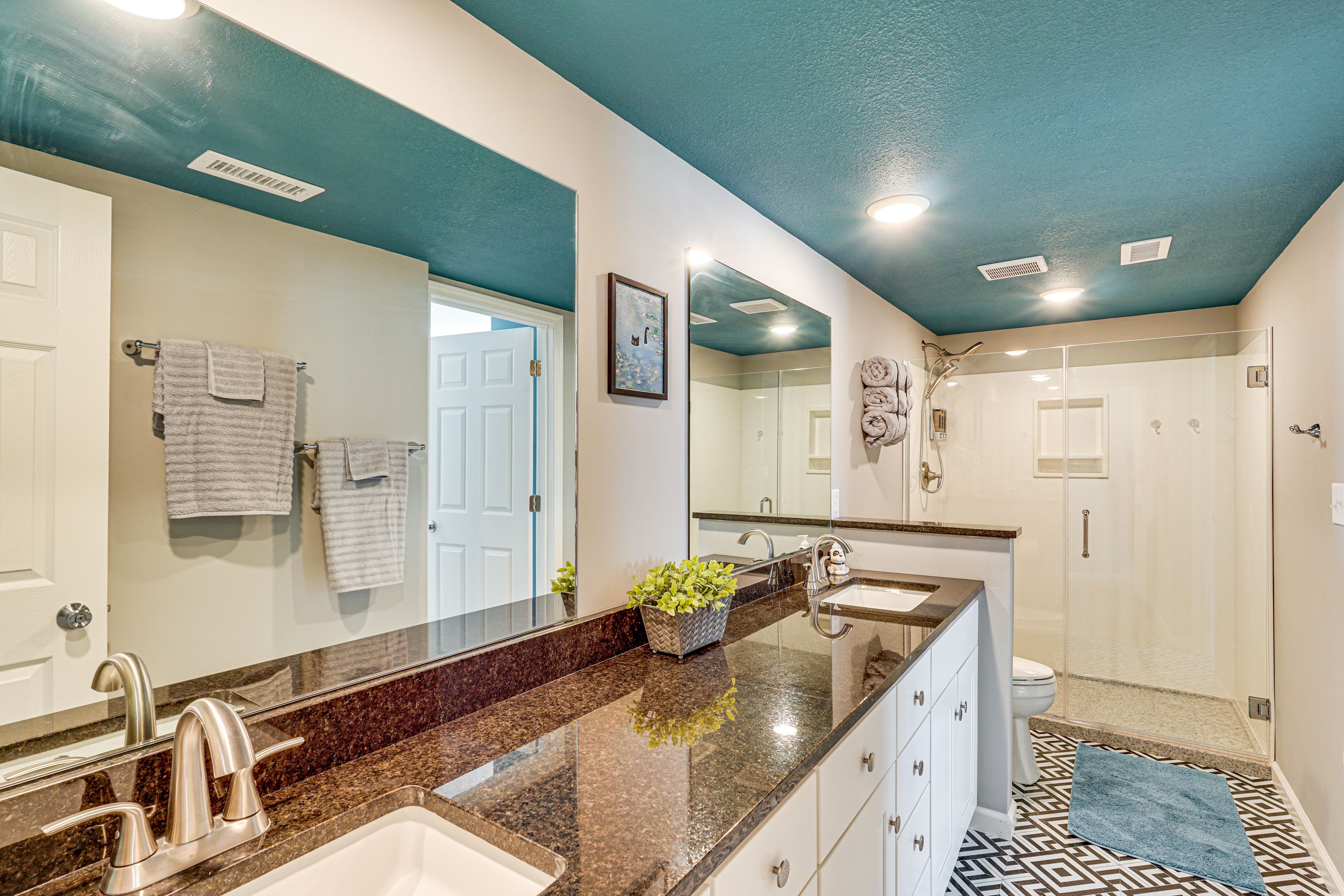 Full Bathroom | Complimentary Toiletries