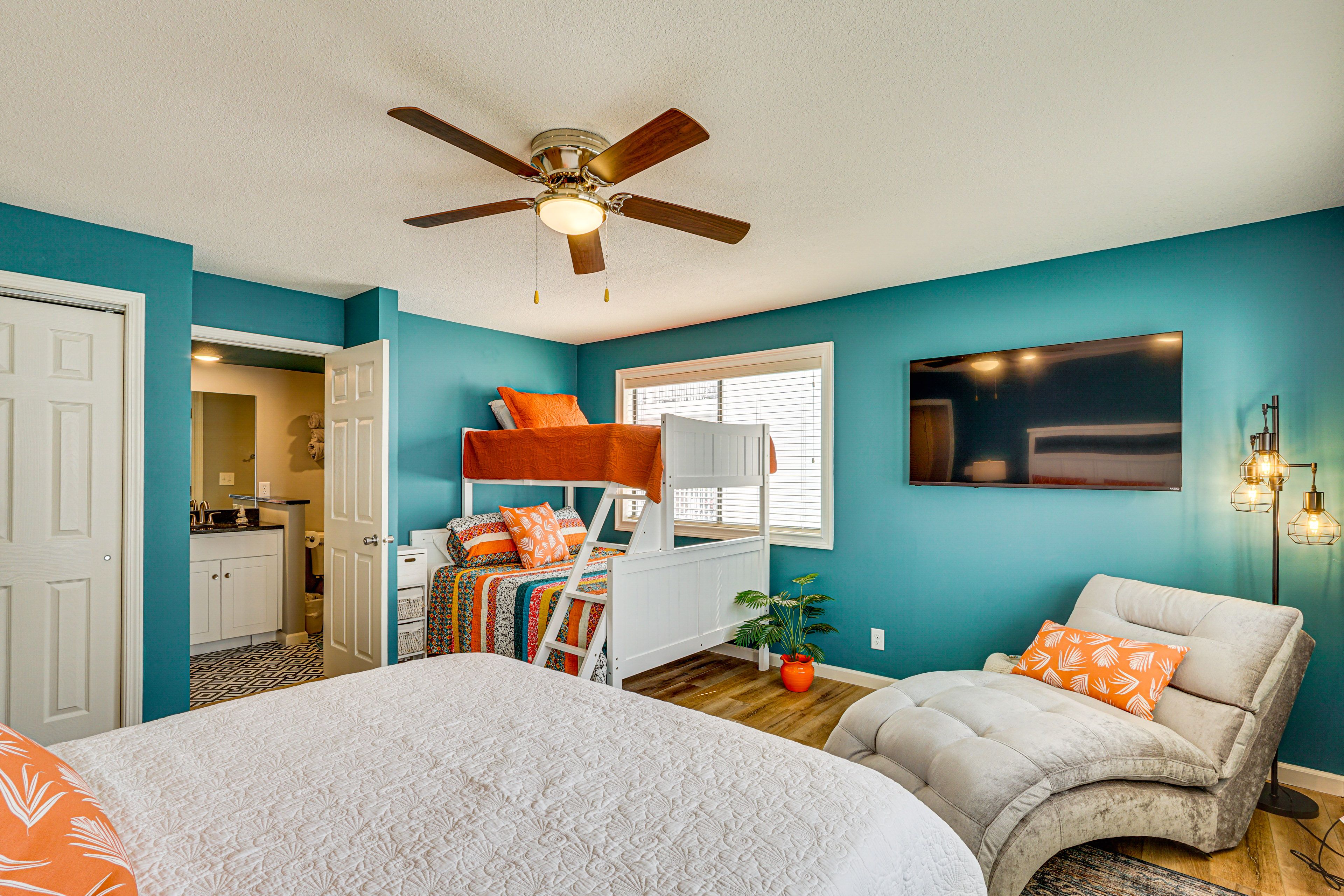 Bedroom 2 | Queen Bed | Twin/Full Bunk Bed