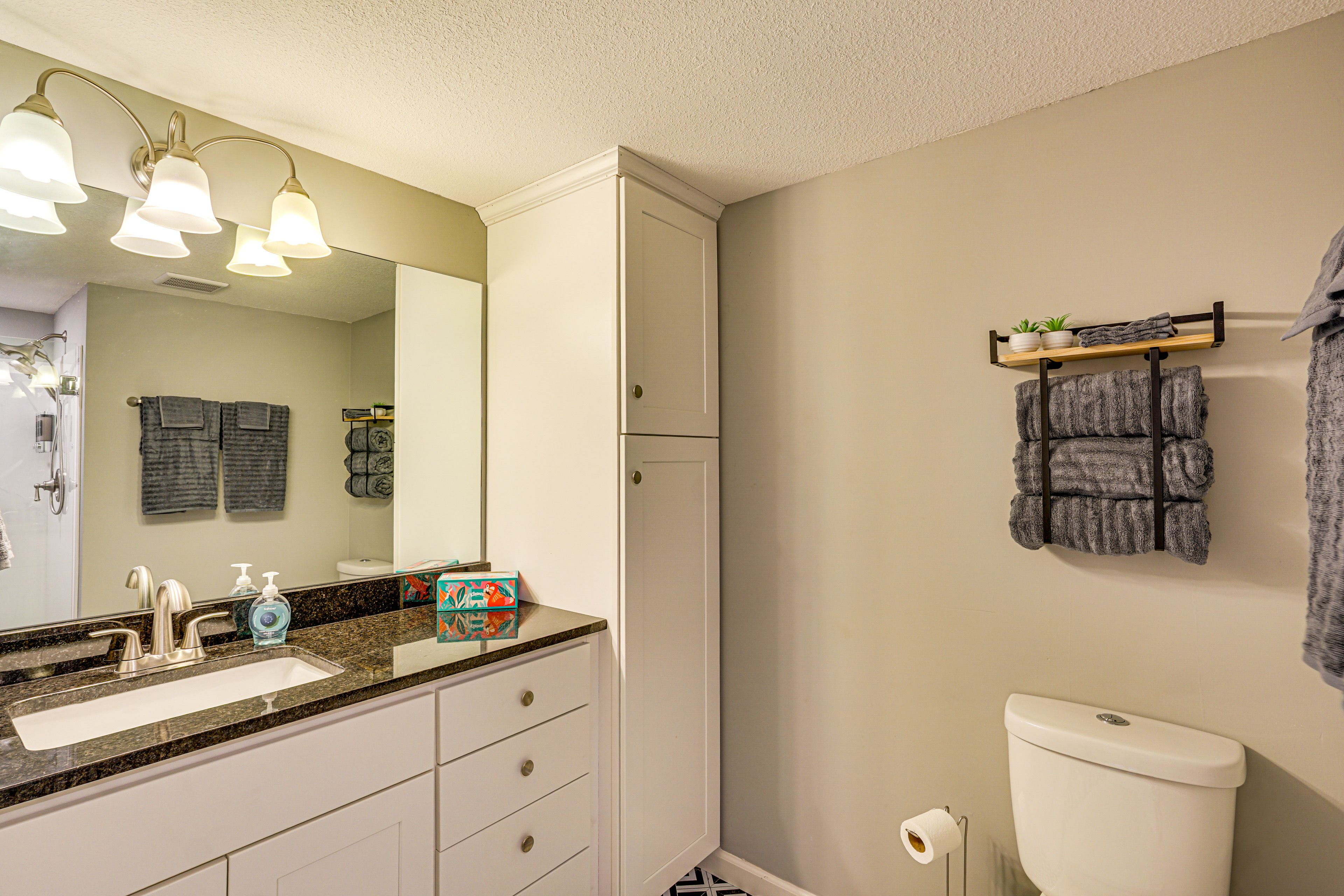 Full Bathroom | Towels Provided