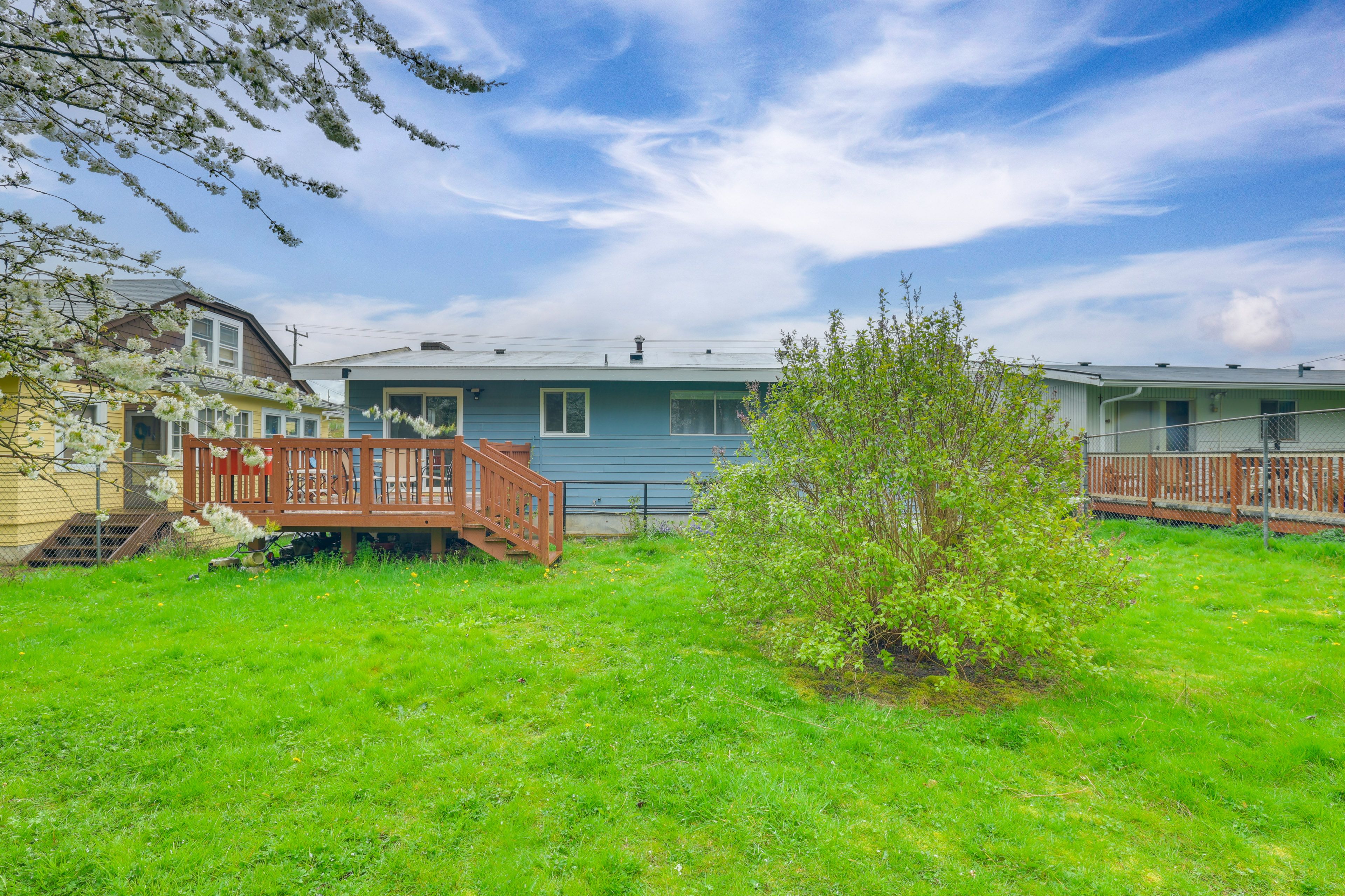 Private Backyard | Furnished Deck