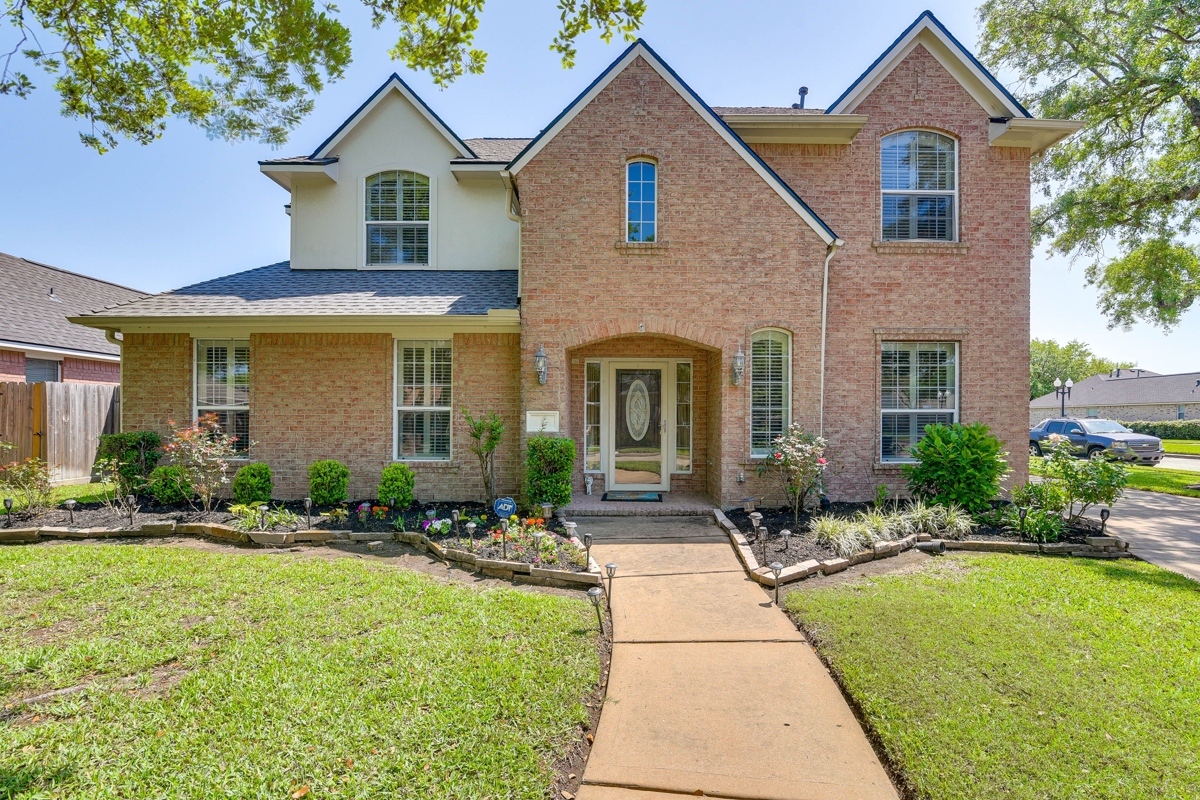 Pearland Vacation Rental | 4BR | 3BA | 3,100 Sq Ft | 2 Steps to Enter
