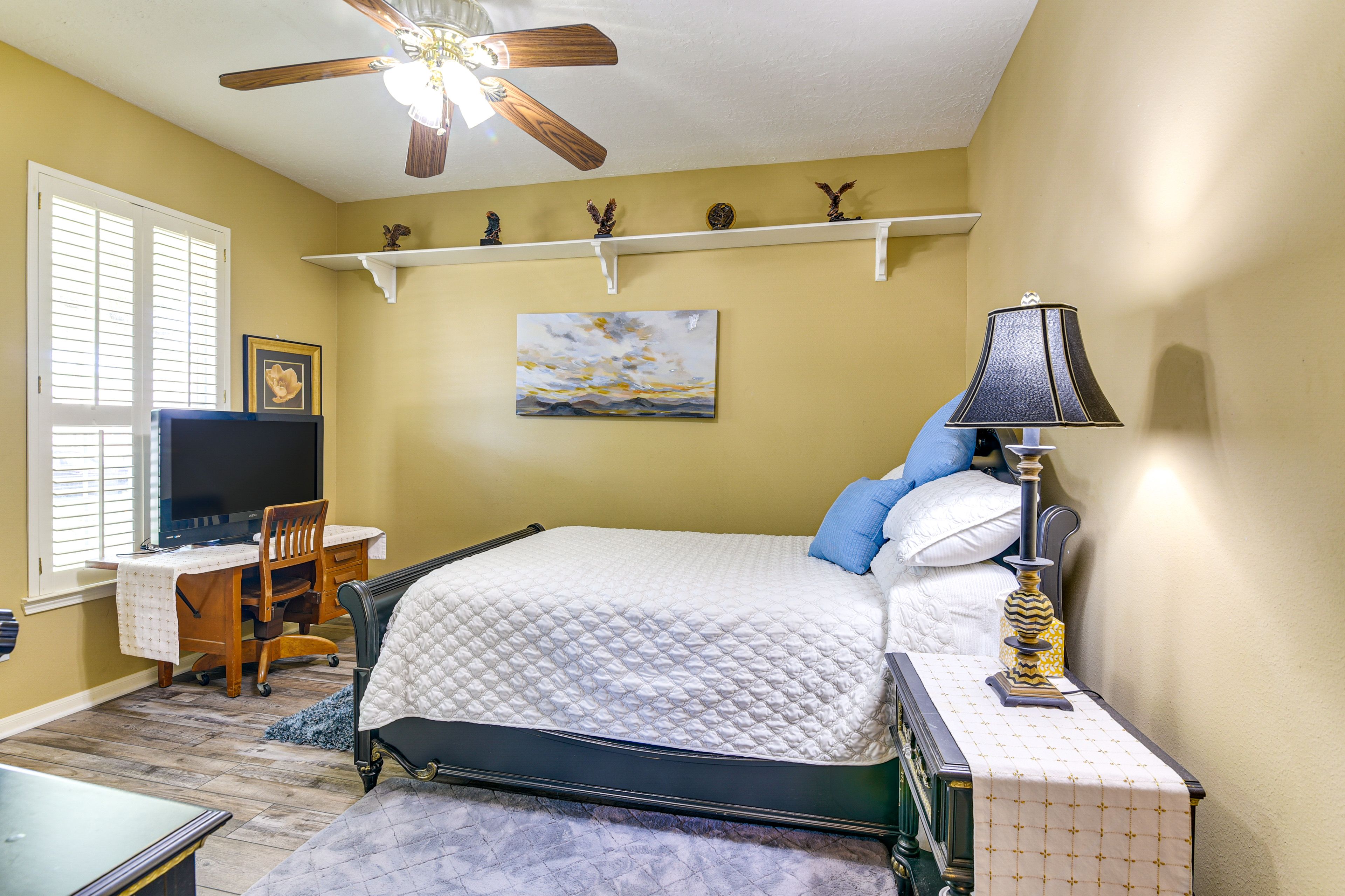 Bedroom 2 | 1st Floor | Queen Bed | Smart TV | Desk
