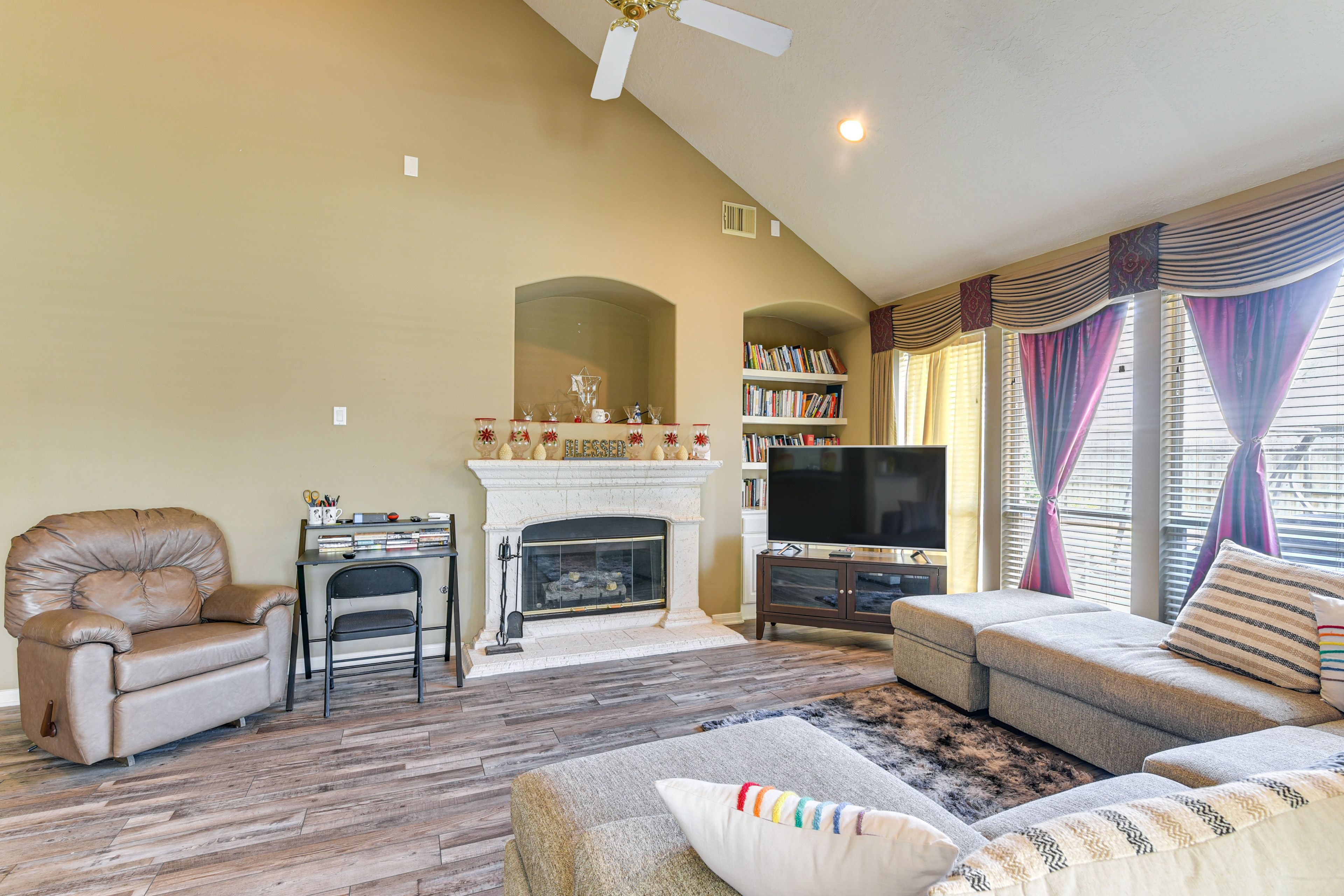 Living Room | 1st Floor | Smart TV | Desk | Central Heating & A/C | Free WiFi