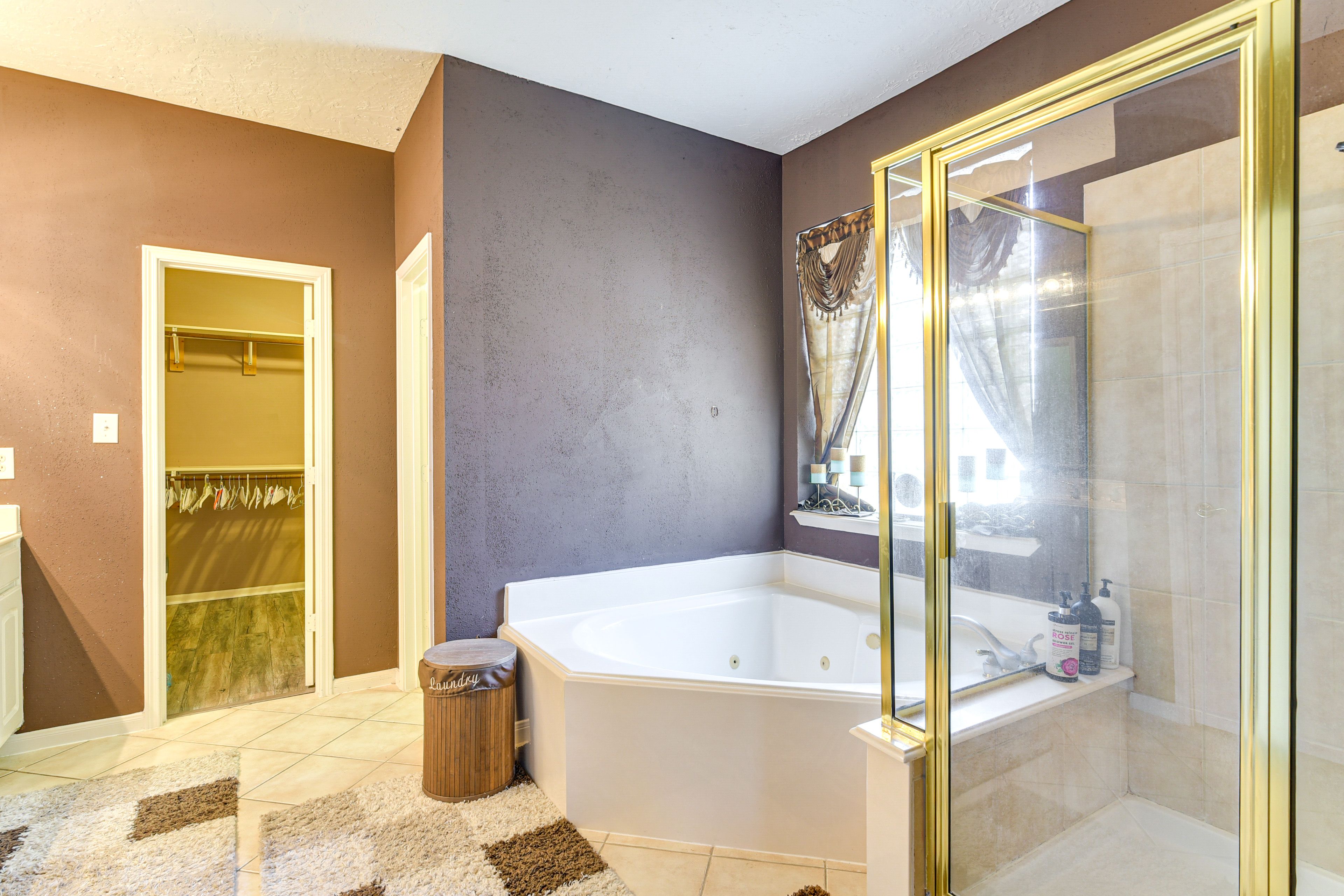 Full Bathroom | 1st Floor | Complimentary Toiletries | Towels Provided