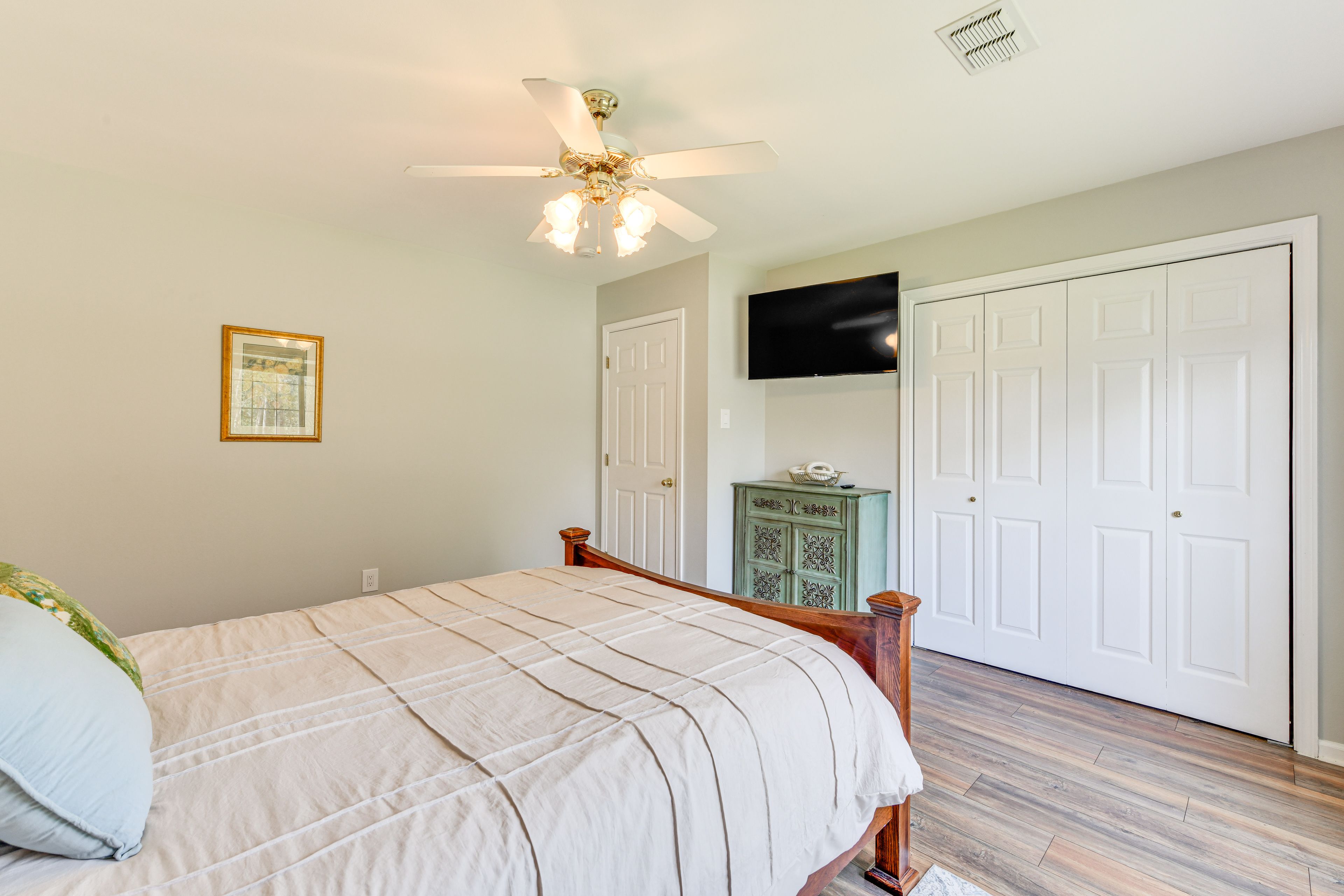 Bedroom 3 | Queen Bed