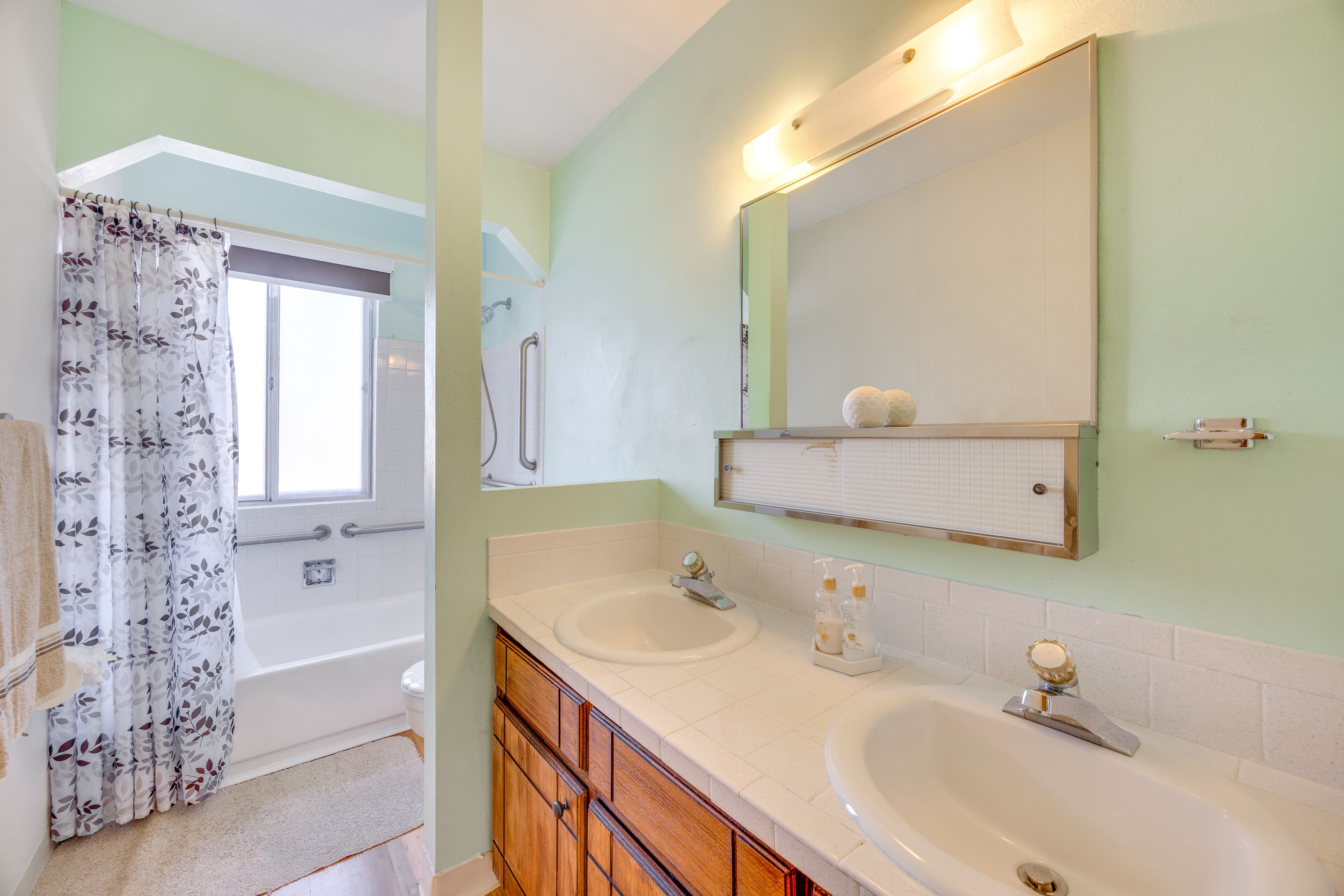Full Bathroom | 2nd Floor | Towels Provided