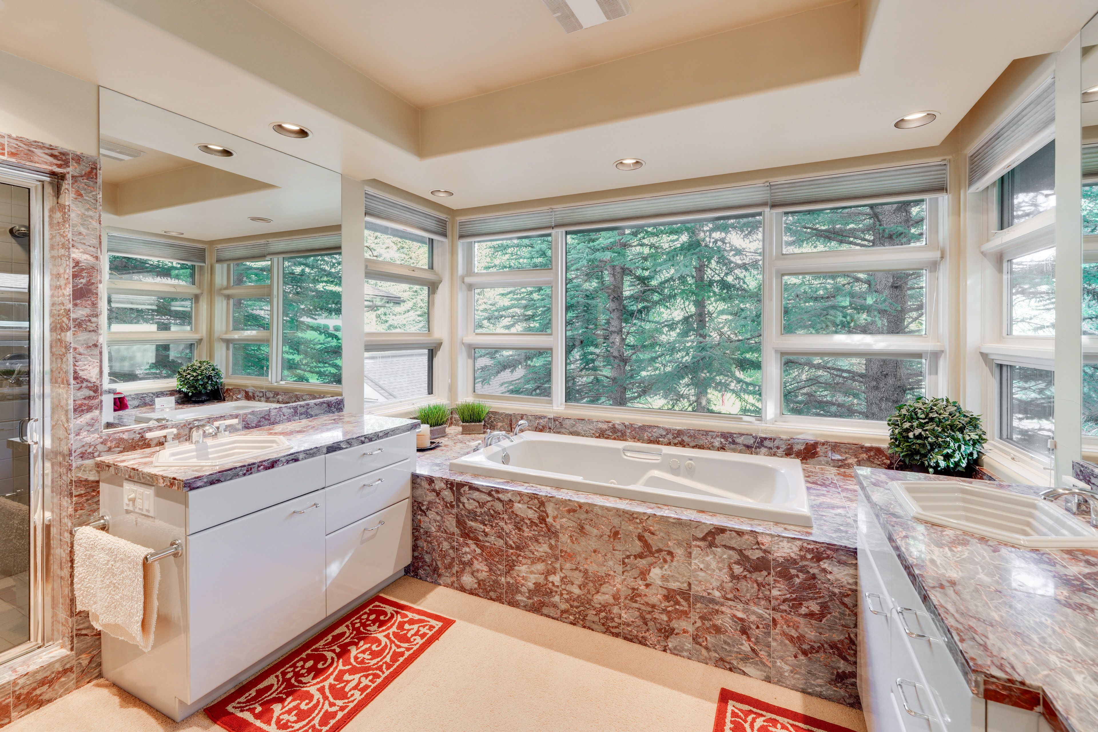 En-Suite Bathroom | 2nd Floor | Jetted Tub