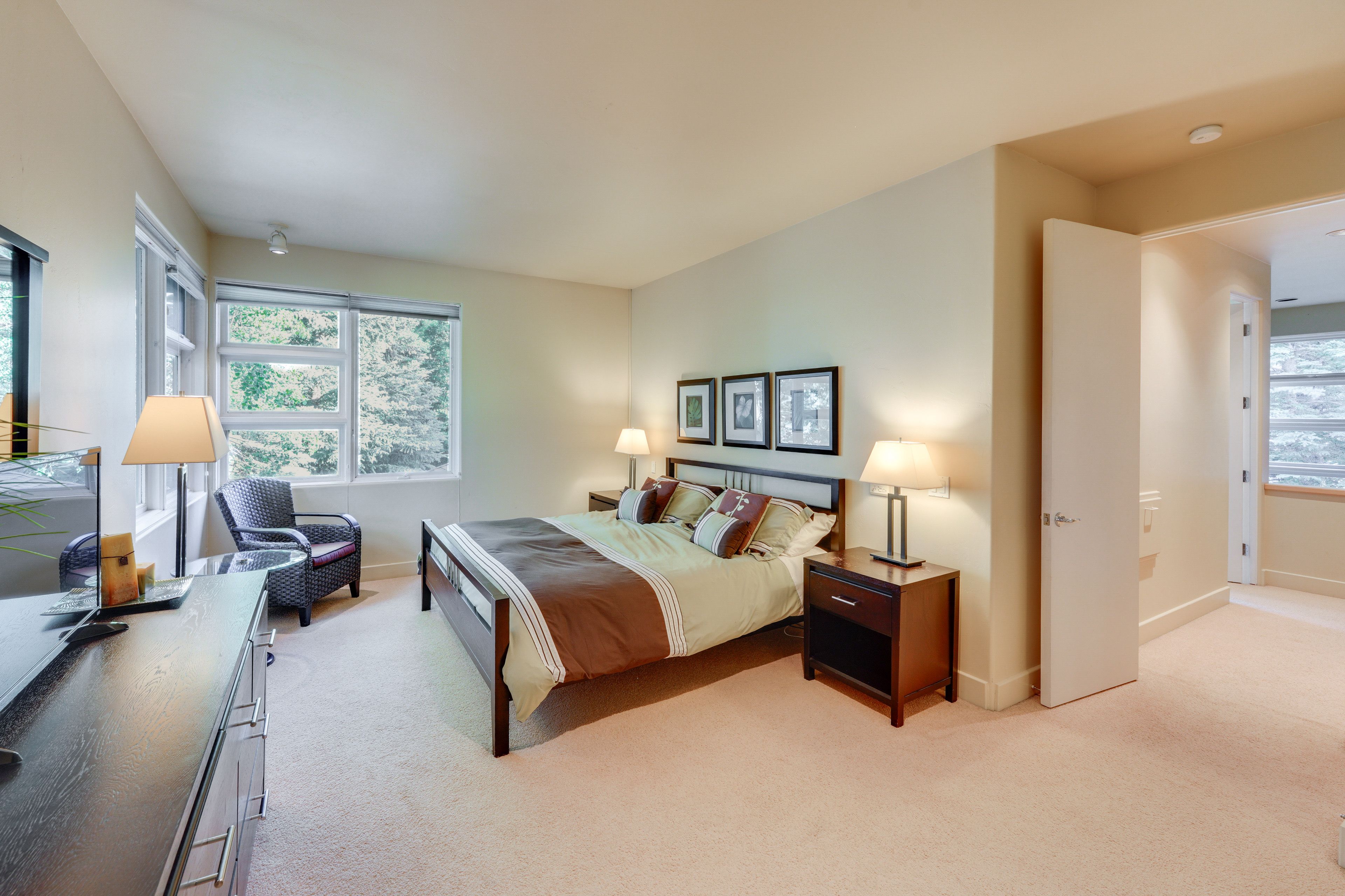 Bedroom 2 | 2nd Floor | King Bed | Smart TV