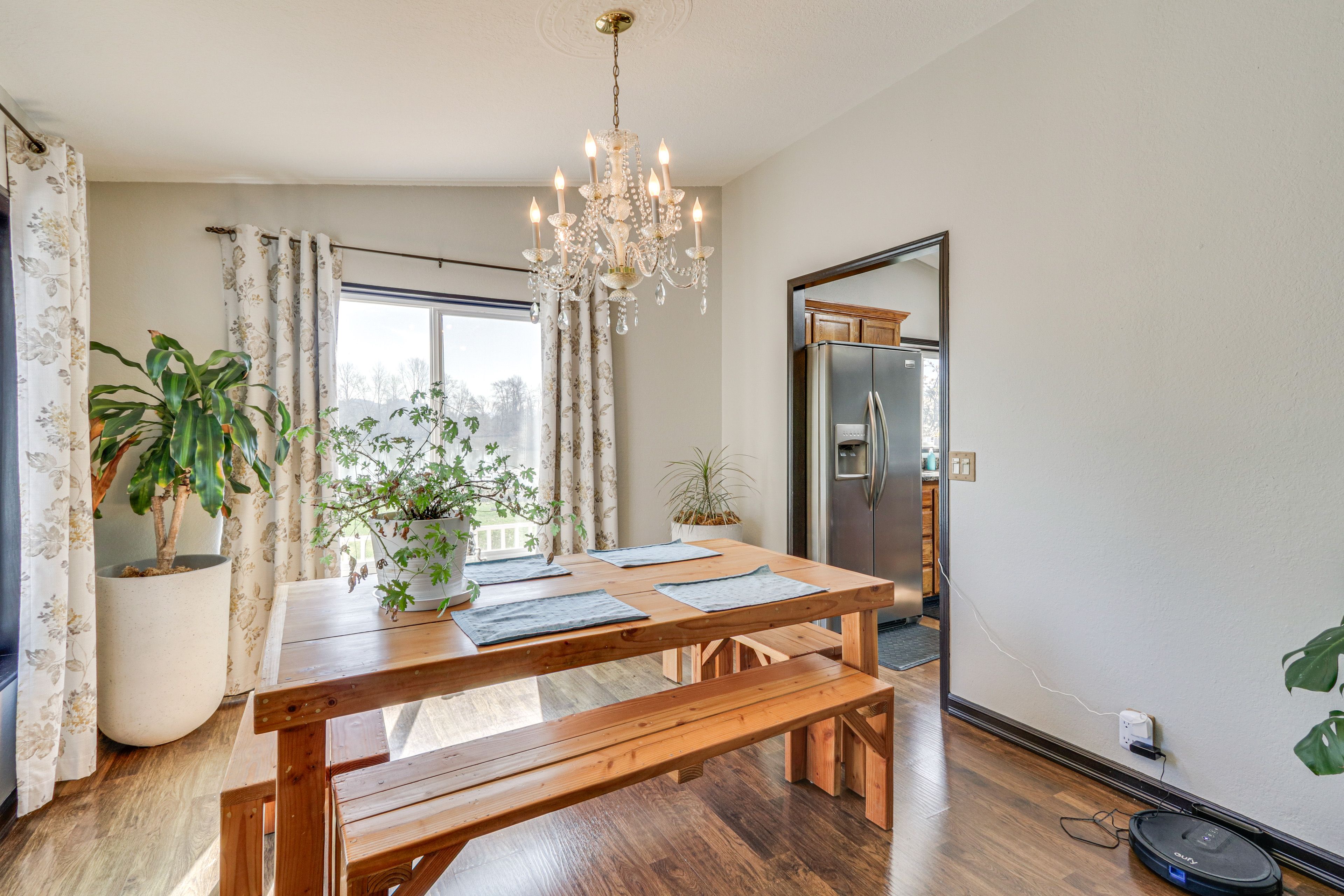 Dining Area | Dishware & Flatware Provided