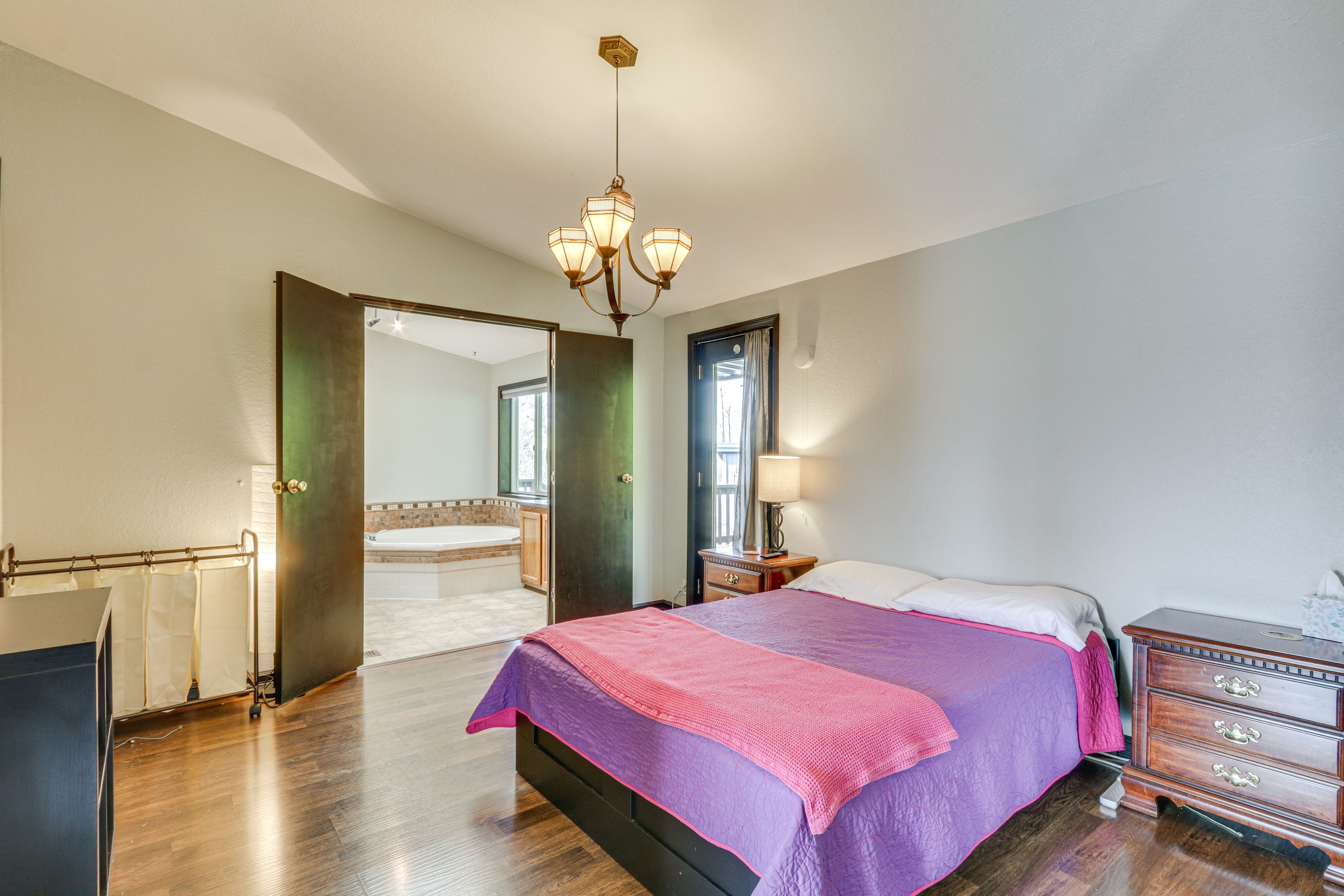 Bedroom 1 | Full Bed | Smart TV | En-Suite Bathroom