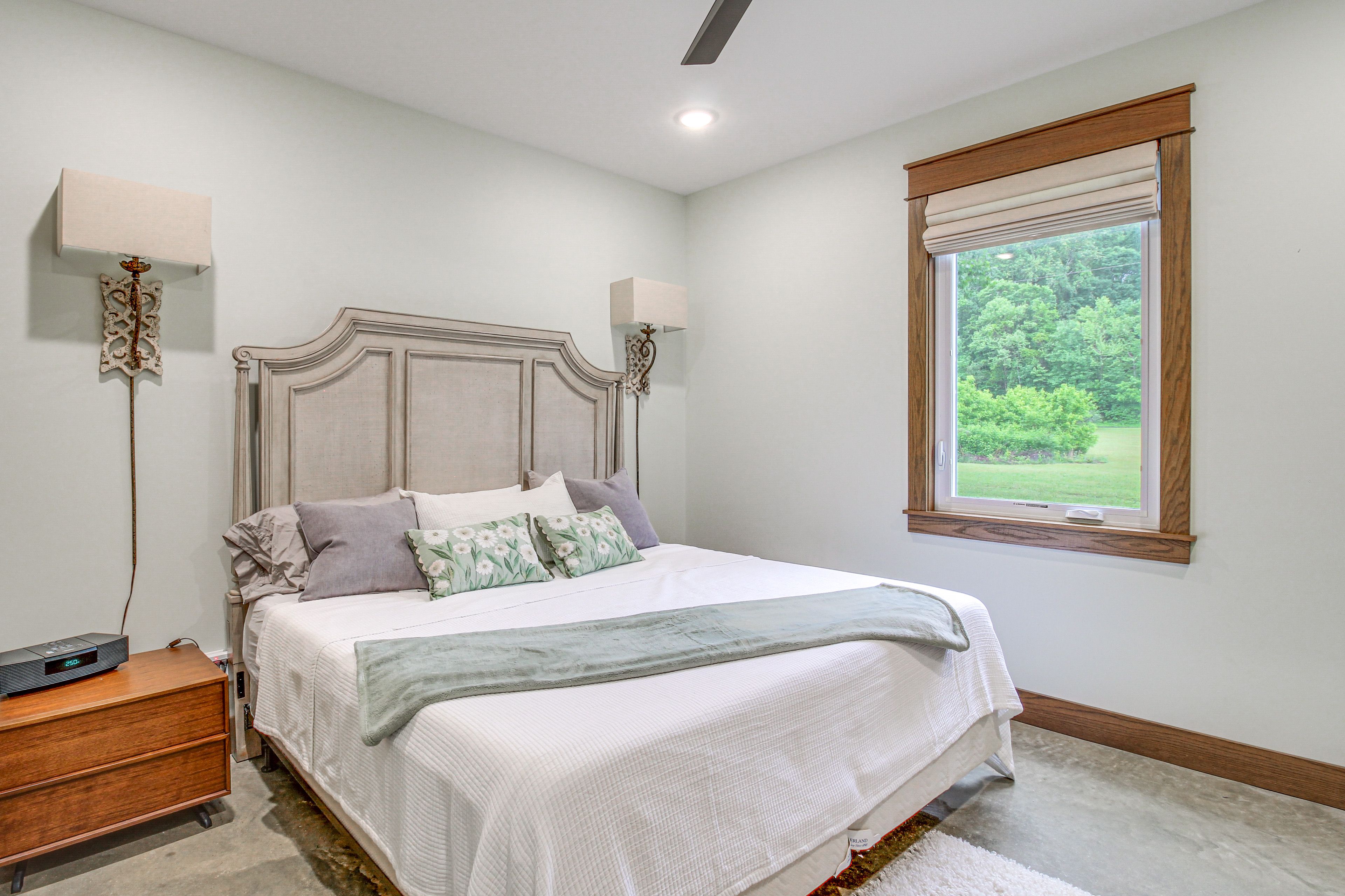 Bedroom 1 | King Bed | Linens | 1st Floor