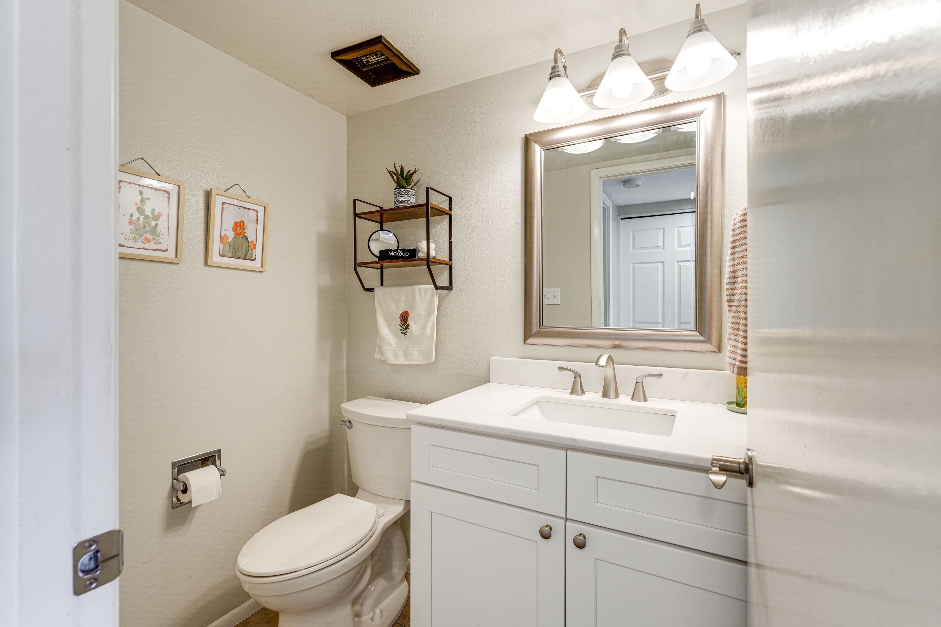 Half Bathroom | 1st Floor | Towels Provided