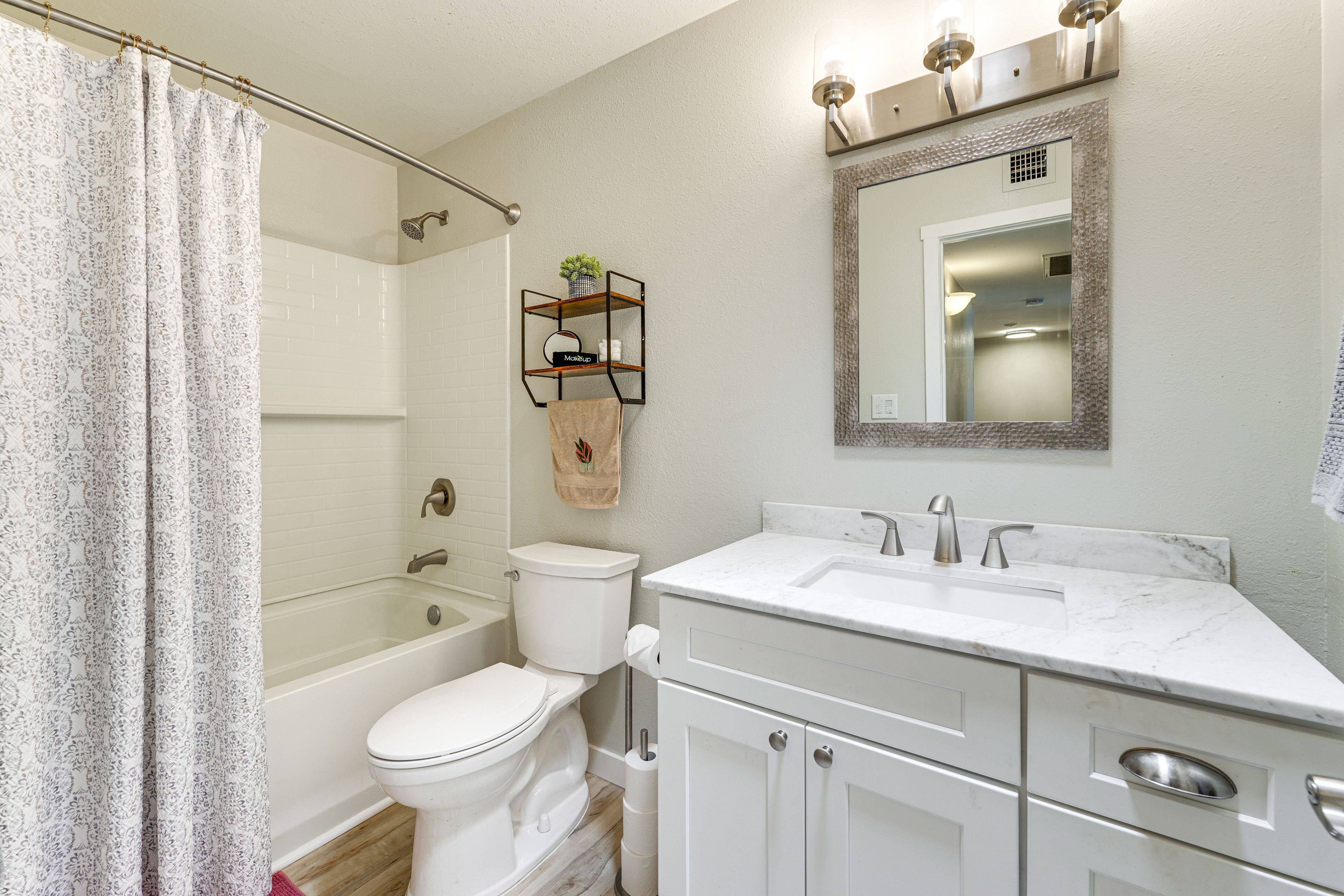 Full Bathroom | 2nd Floor