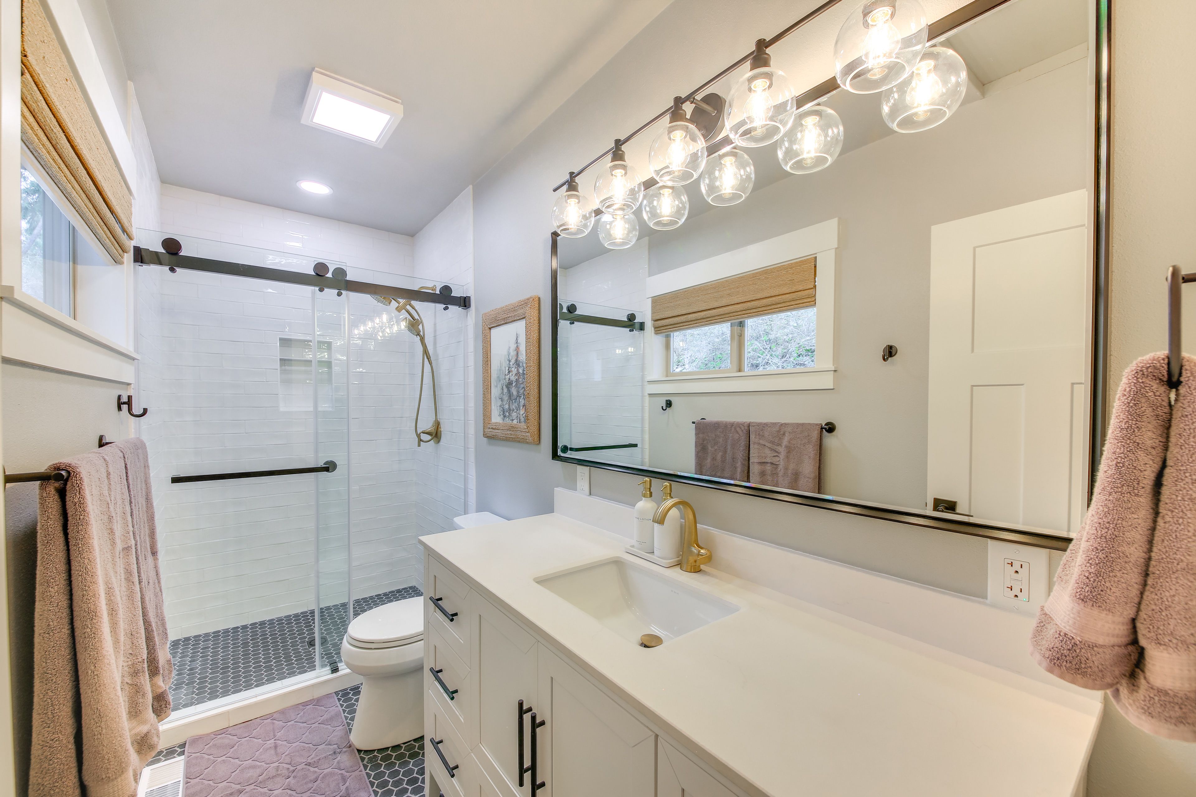 Full Bathroom | Main Level | Towels Provided