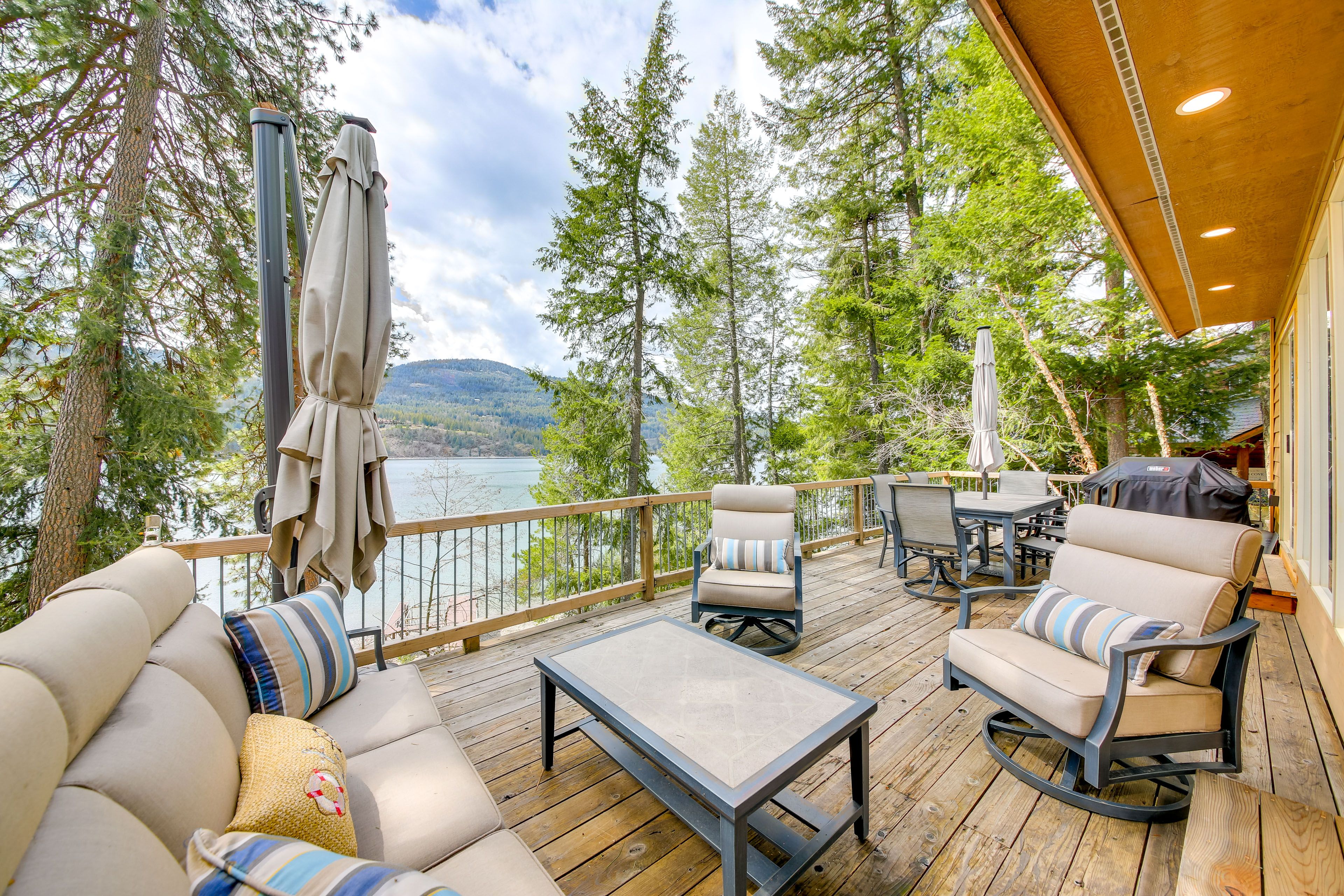 Sagle Vacation Rental | 2BR | 2BA | 2 Steps Required | 1,380 Sq Ft