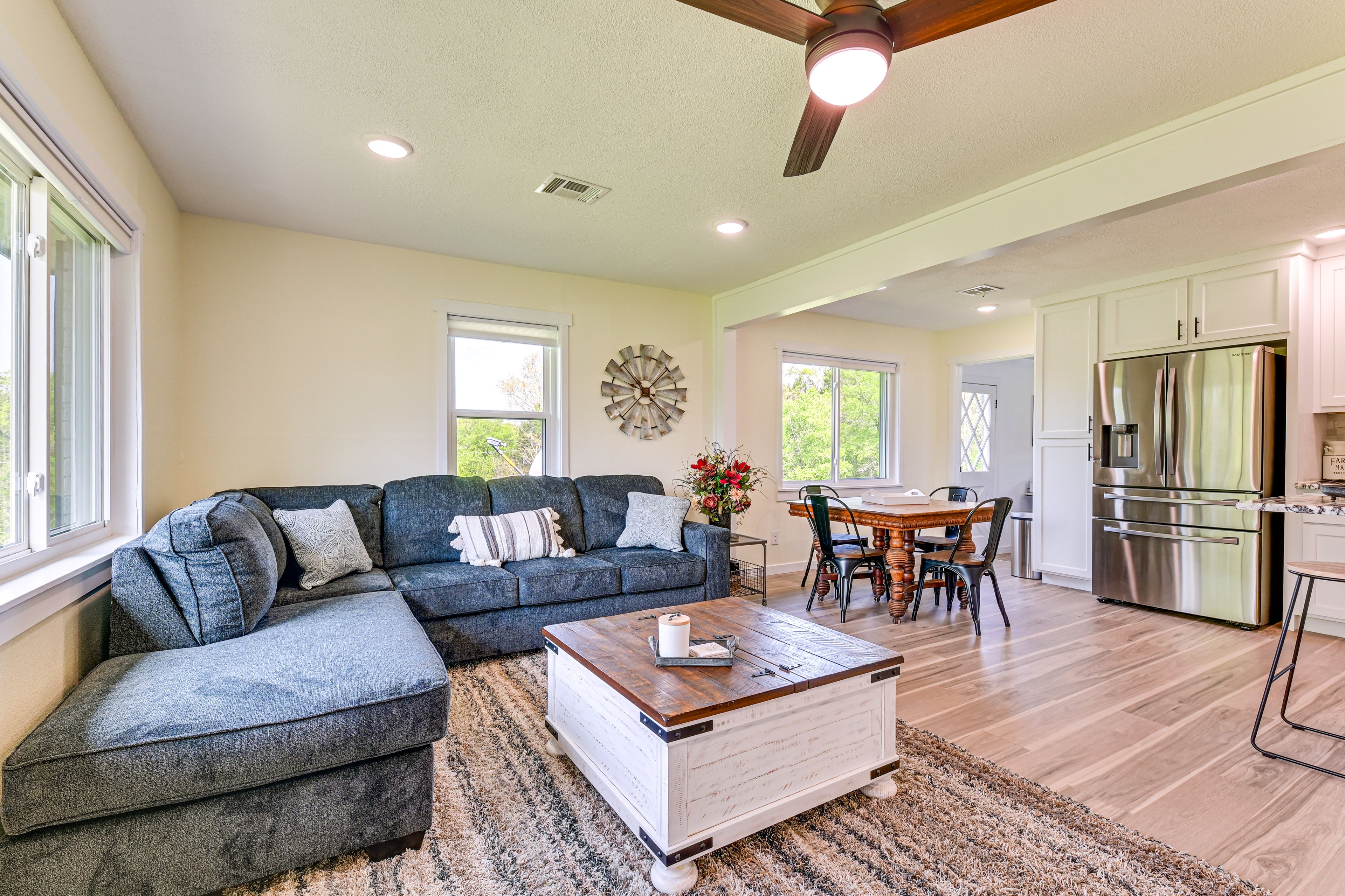 Living Room | Central A/C & Heat | Free WiFi | Smart TV