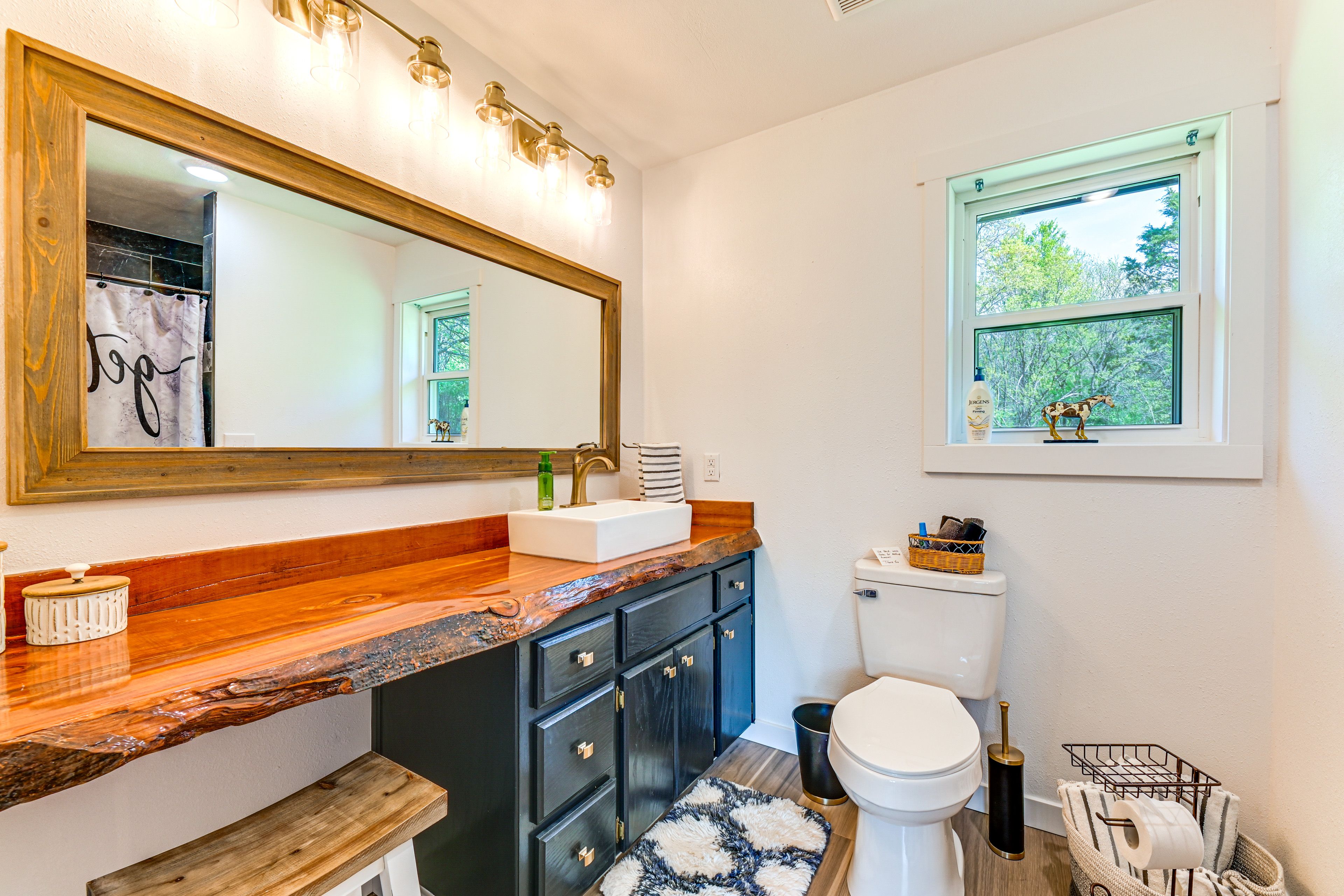 Full Bathroom | Towels Provided