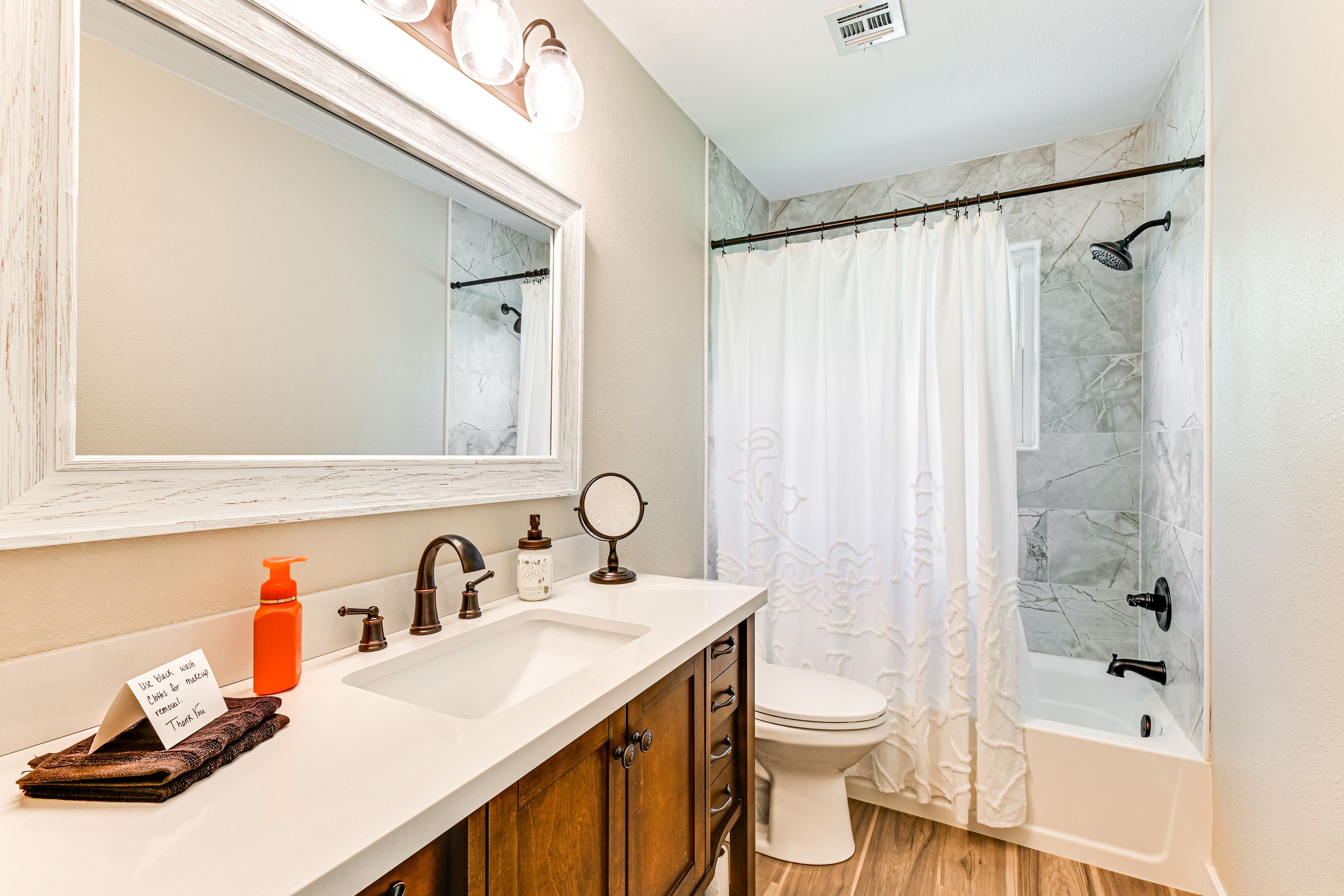 Full Bathroom | Shower/Tub Combo