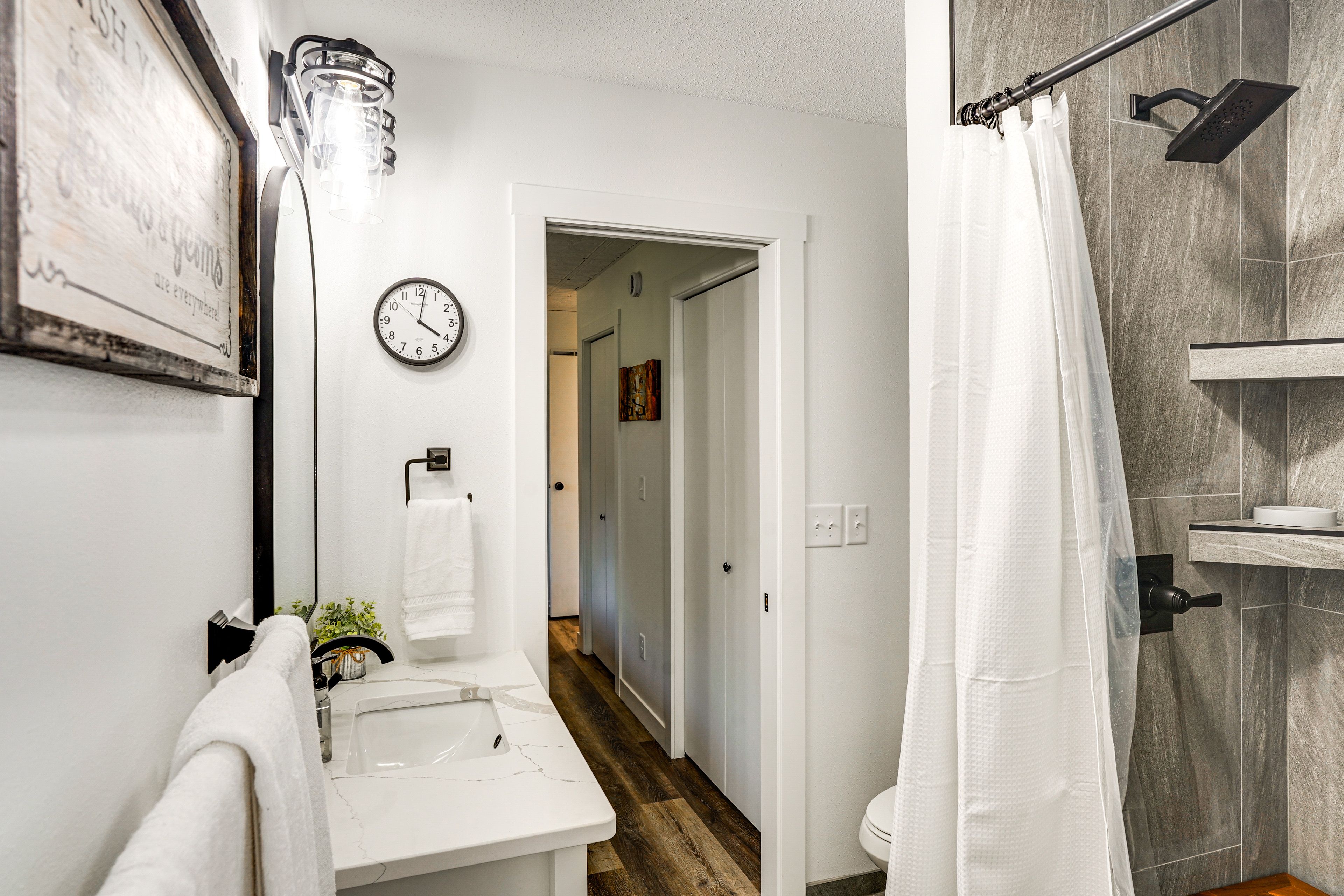 Full Bathroom | 1st Floor | Towels Provided