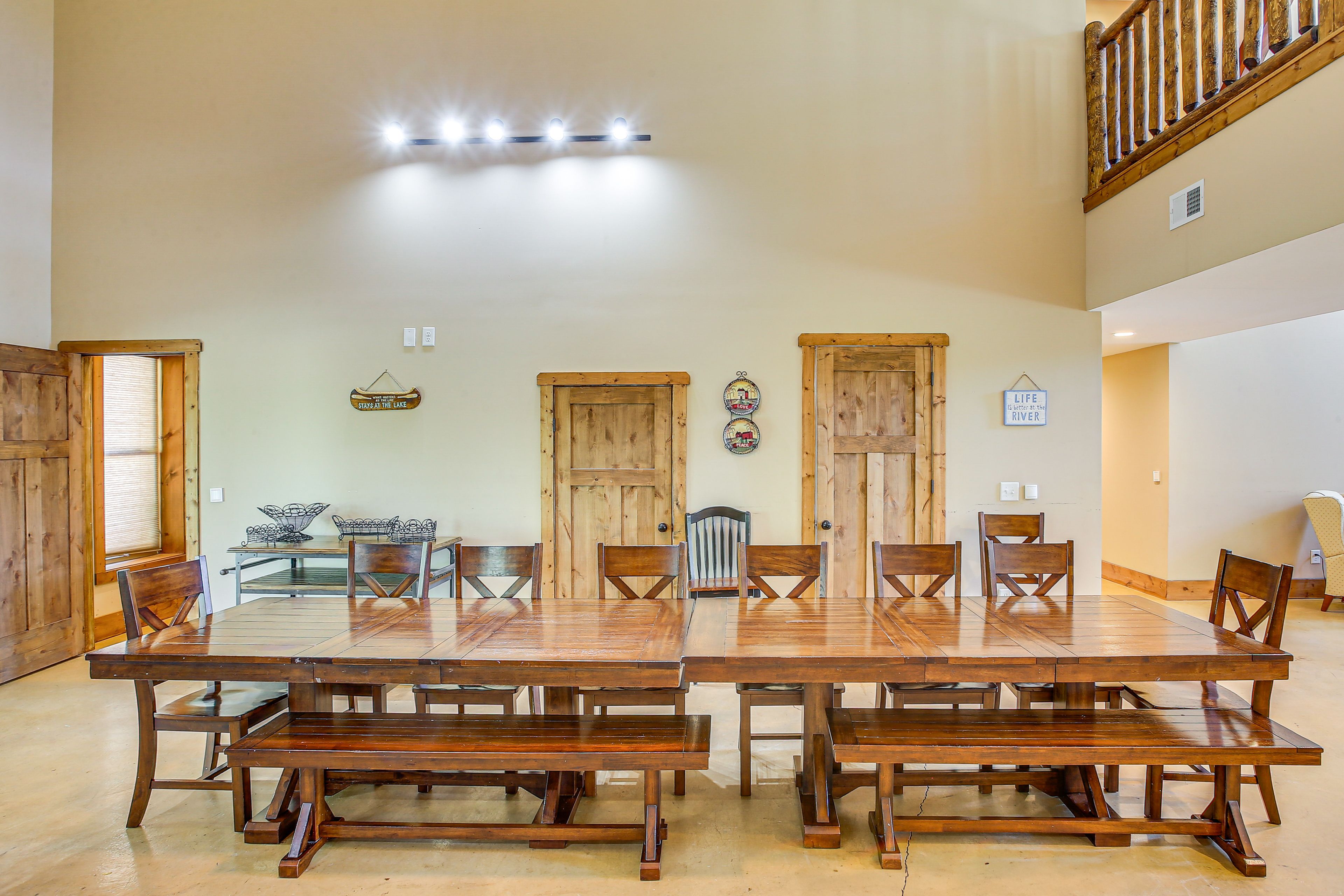 Dining Area | Dishware/Flatware Provided | 1st Floor