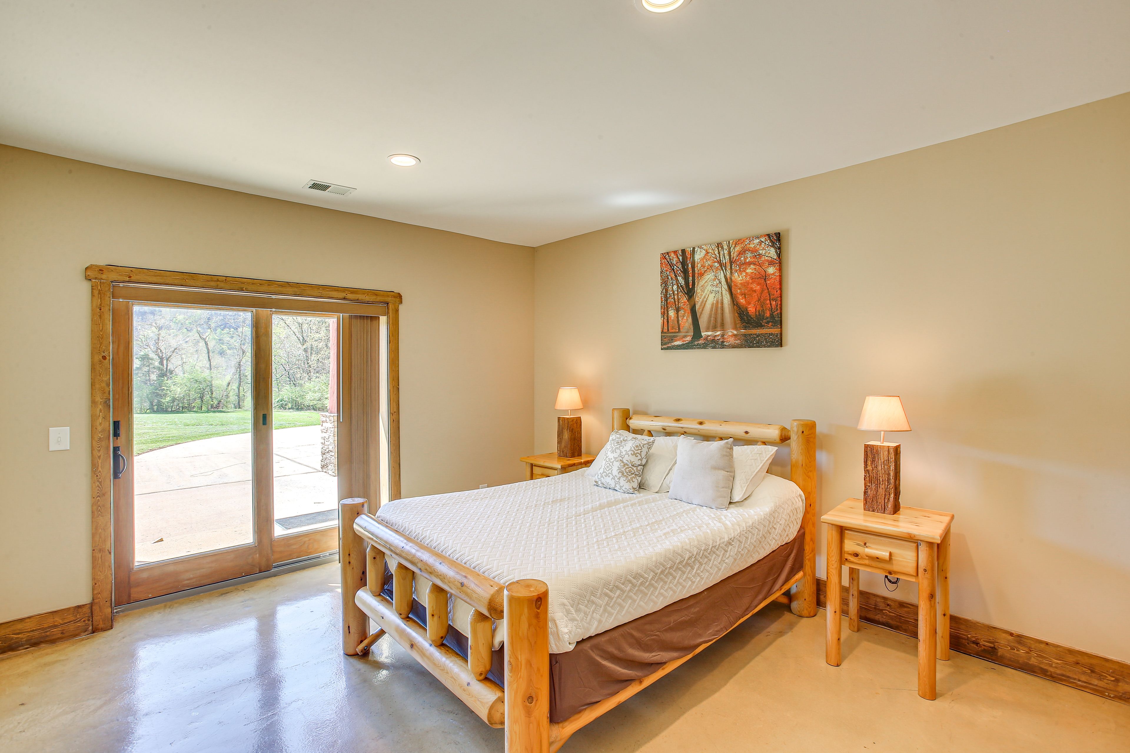 Bedroom 1 | Queen Bed | Linens Provided | 1st Floor