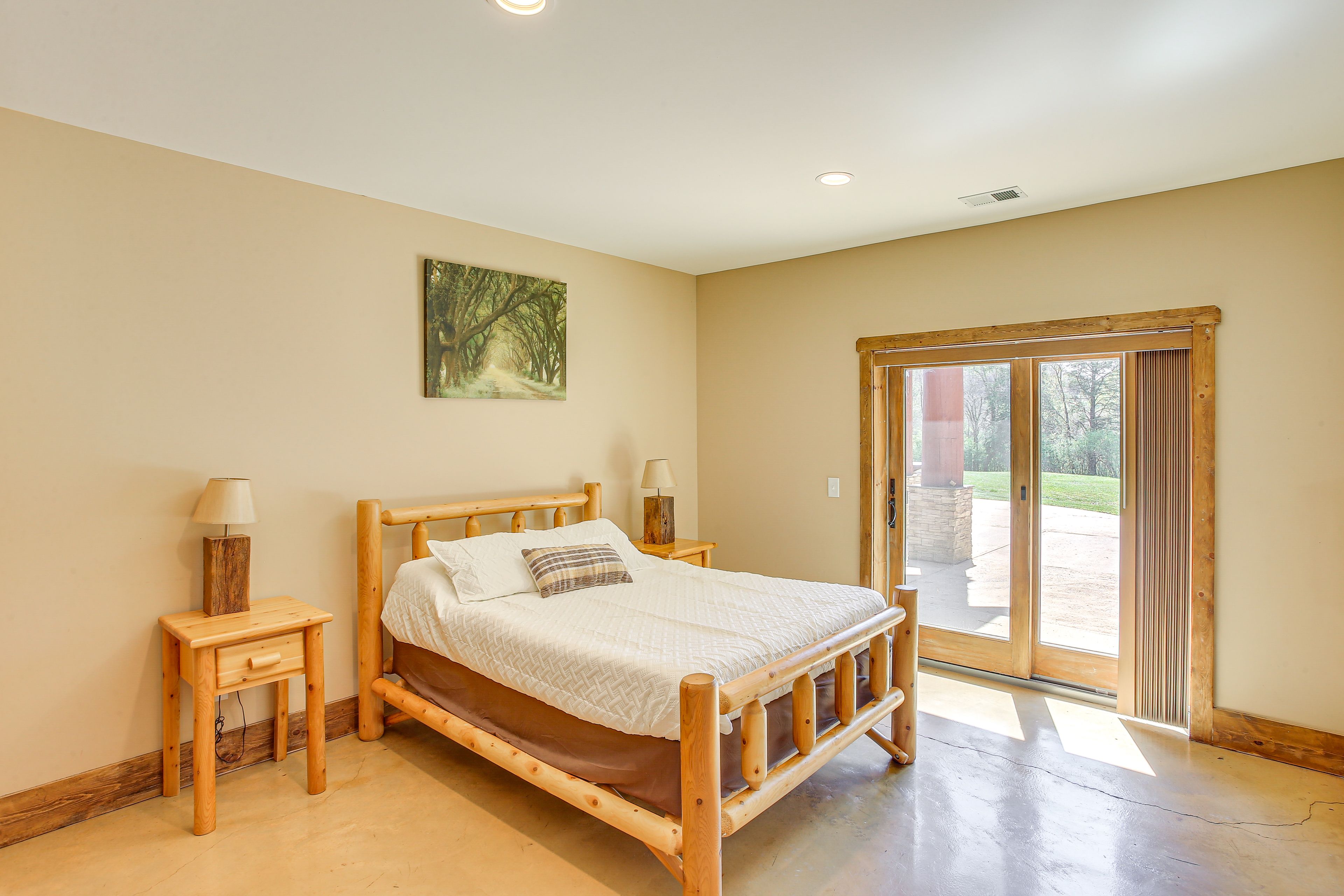 Bedroom 8 | Queen Bed | 1st Floor