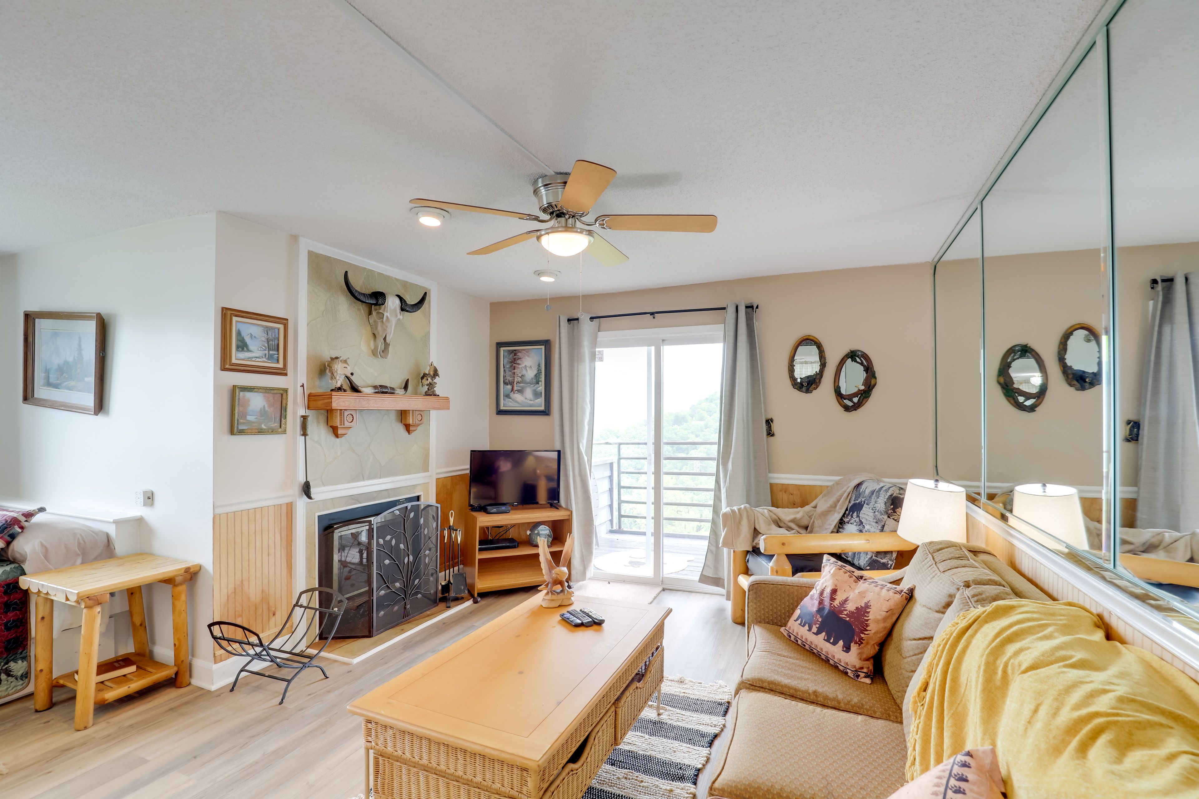 Studio | Living Area | Queen Sleeper Sofa | Smart TV | Free WiFi | Fireplace