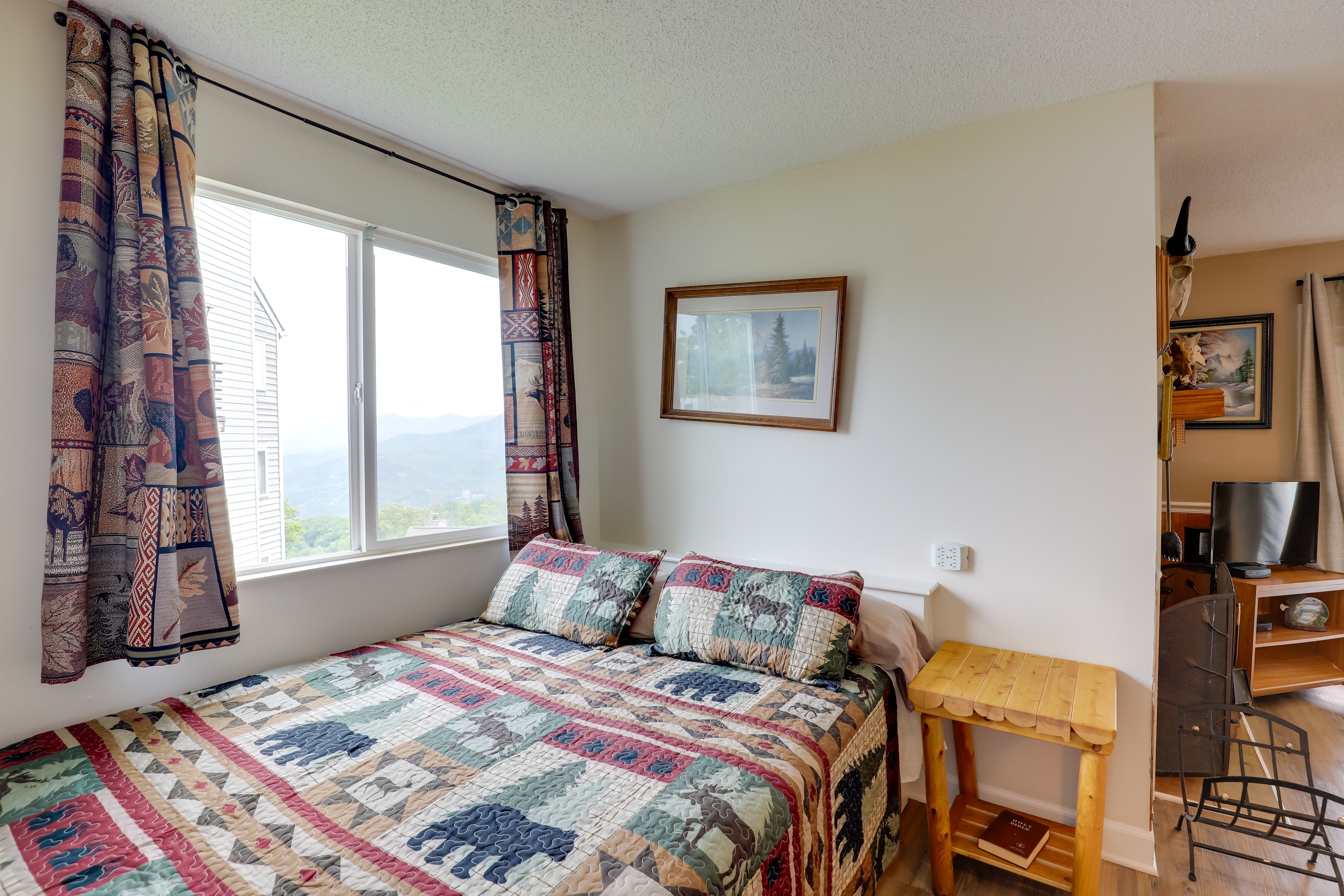 Studio | Queen Bed | Linens Provided