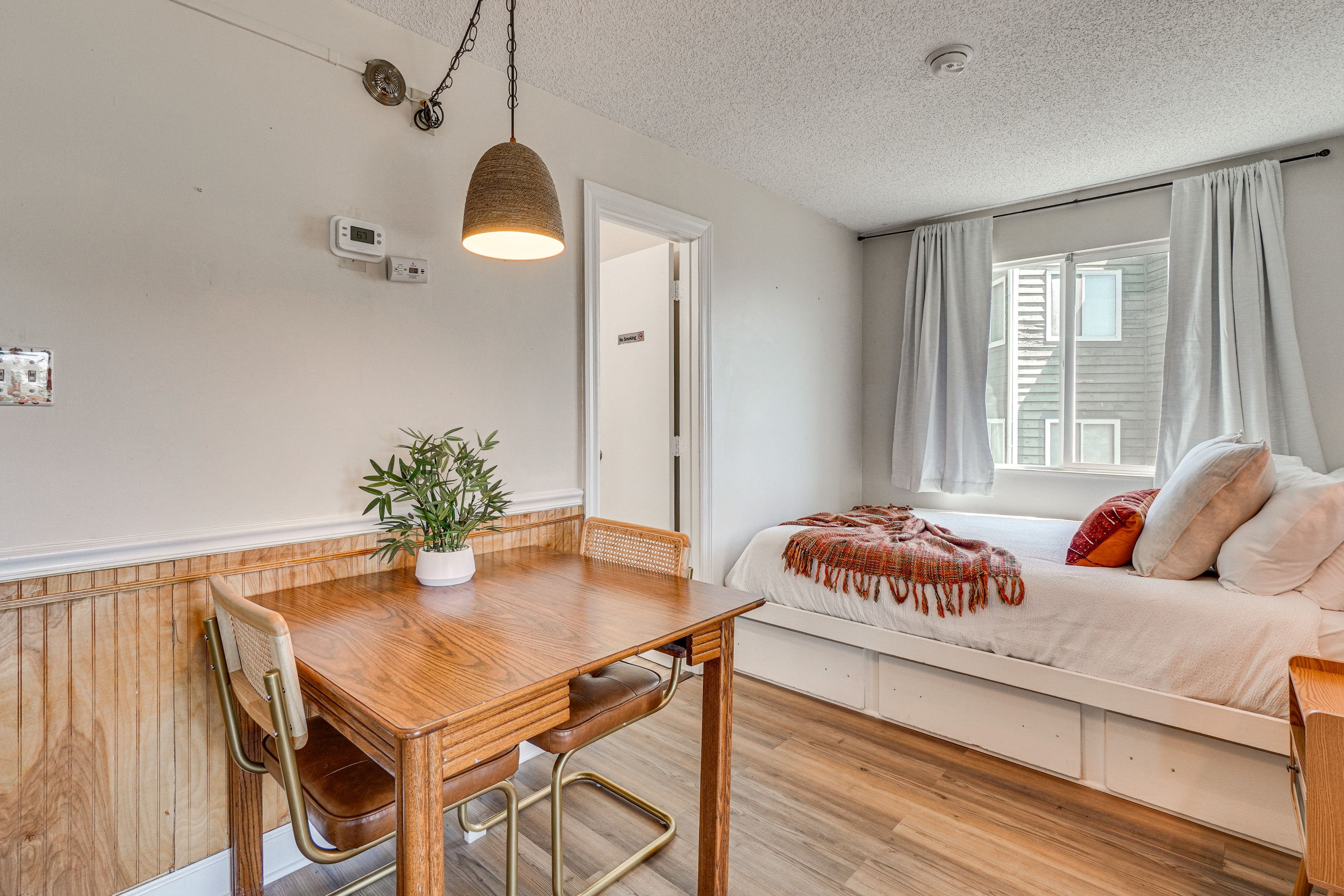 Studio | Queen Bed | Linens Provided