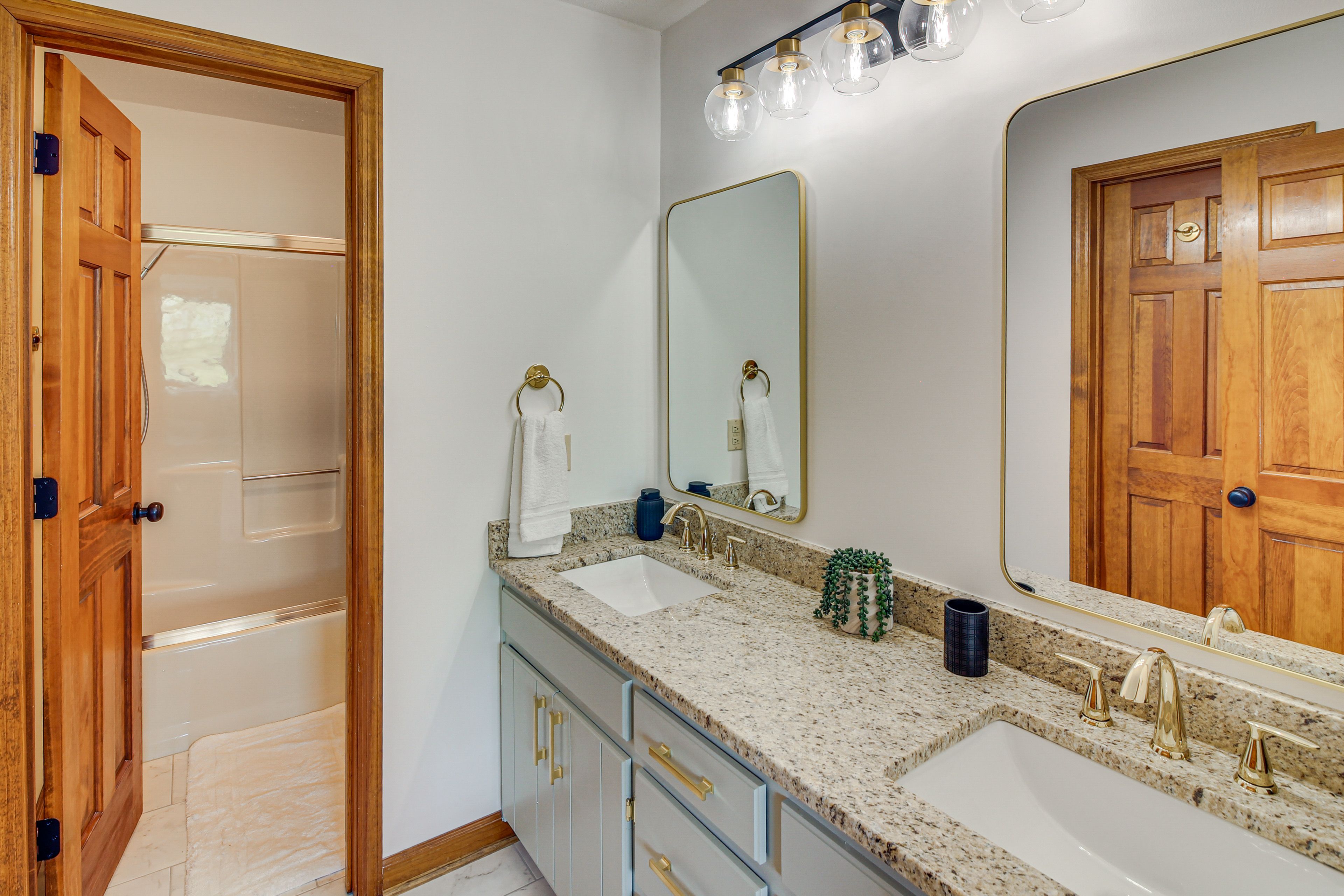 Full Bathroom | 1st Floor | Towels Provided | Hair Dryer