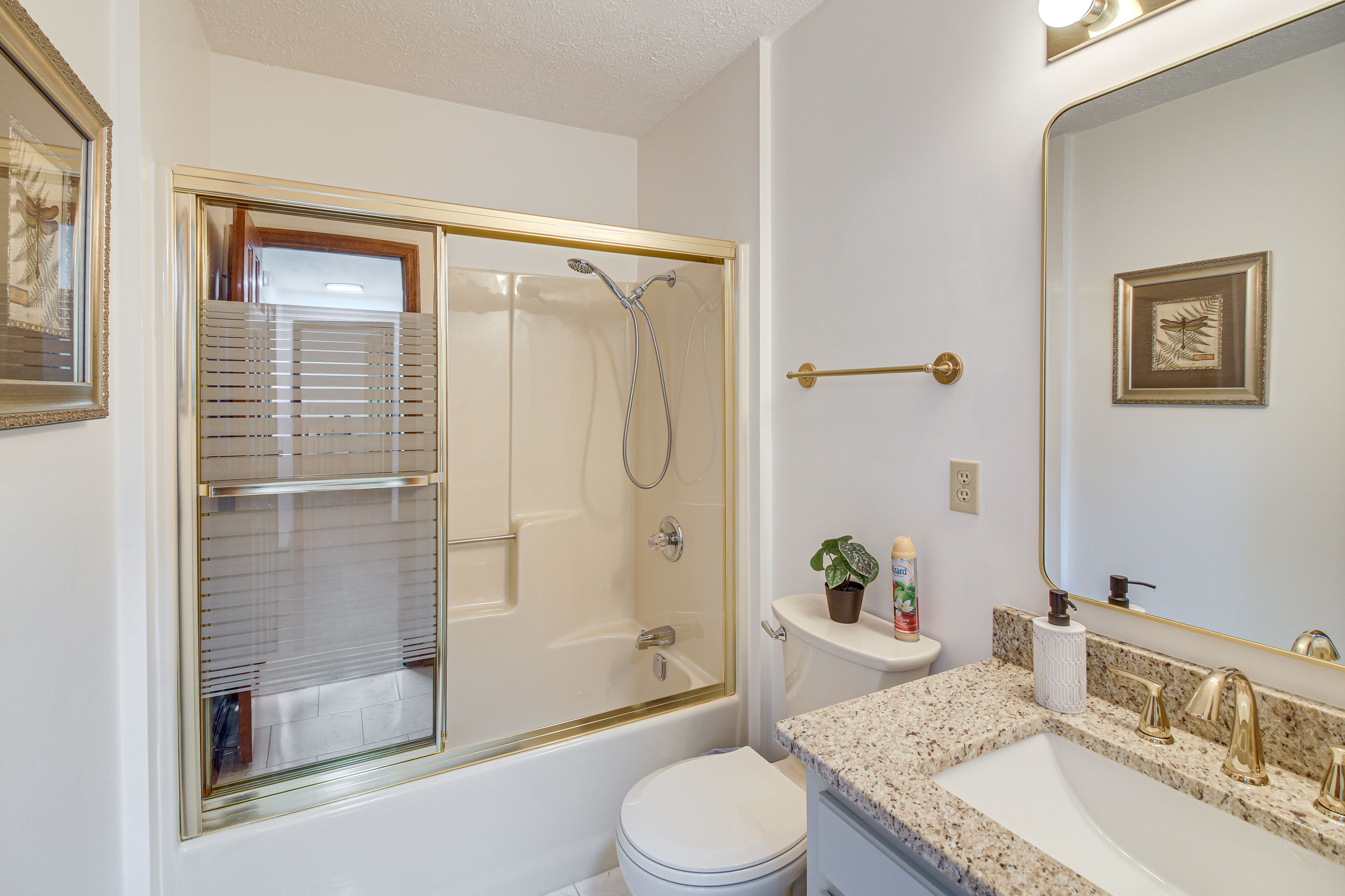 Full Bathroom | 1st Floor