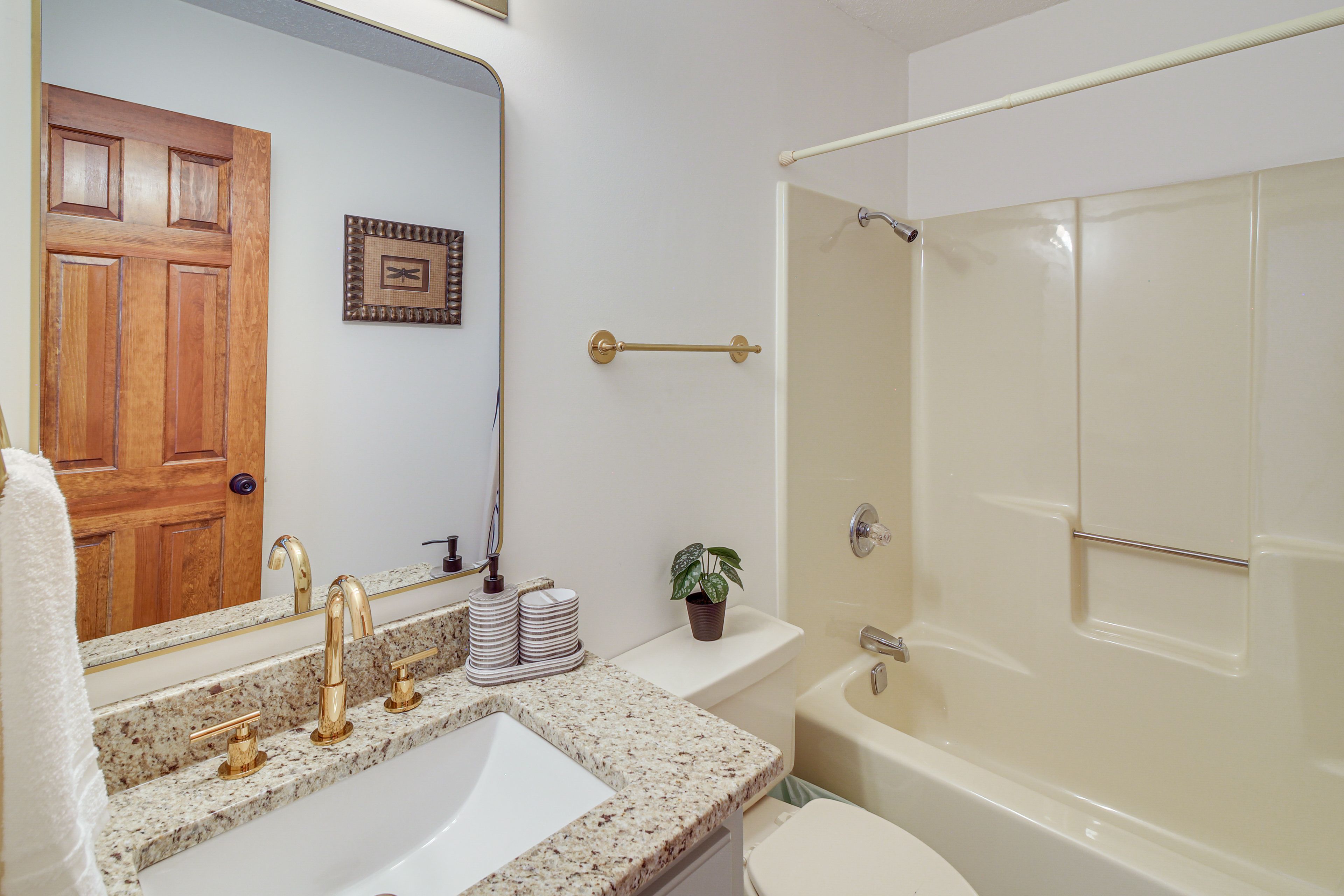 Full Bathroom | 2nd Floor