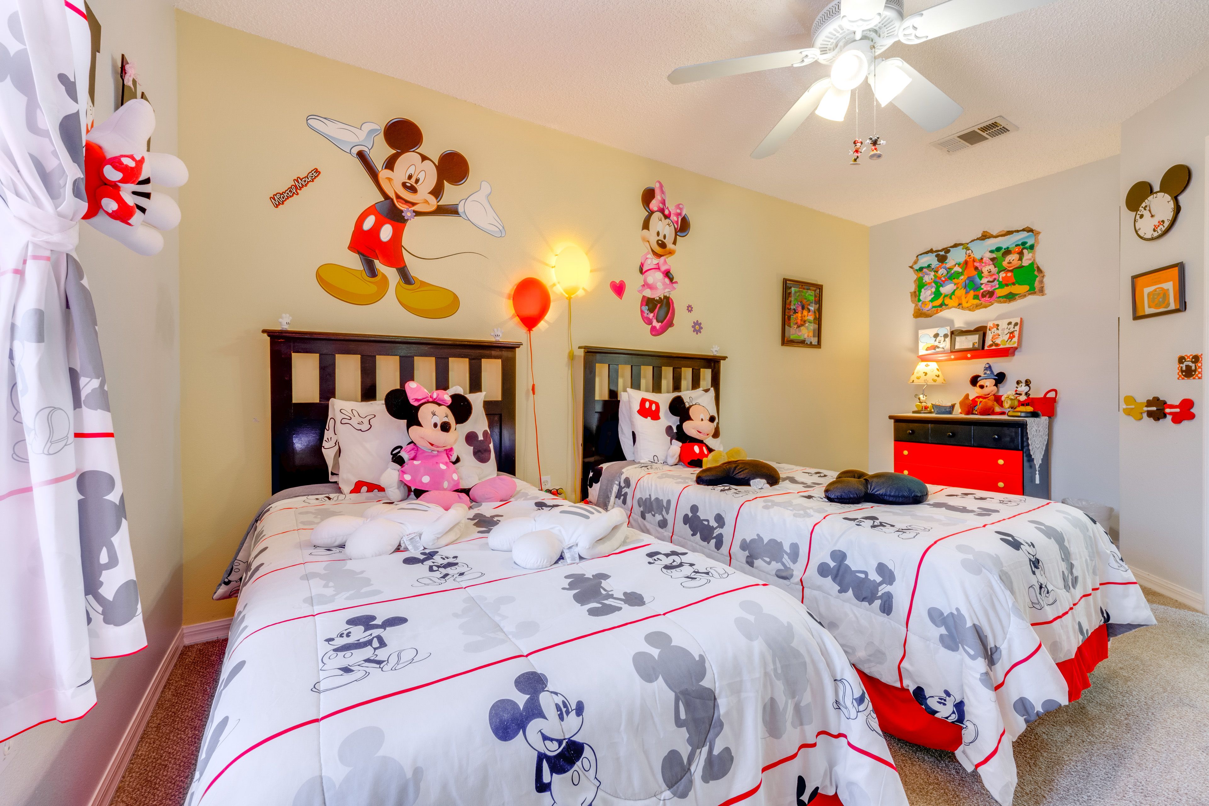 Bedroom 2 | 2nd Floor | 2 Twin Beds | Smart TV
