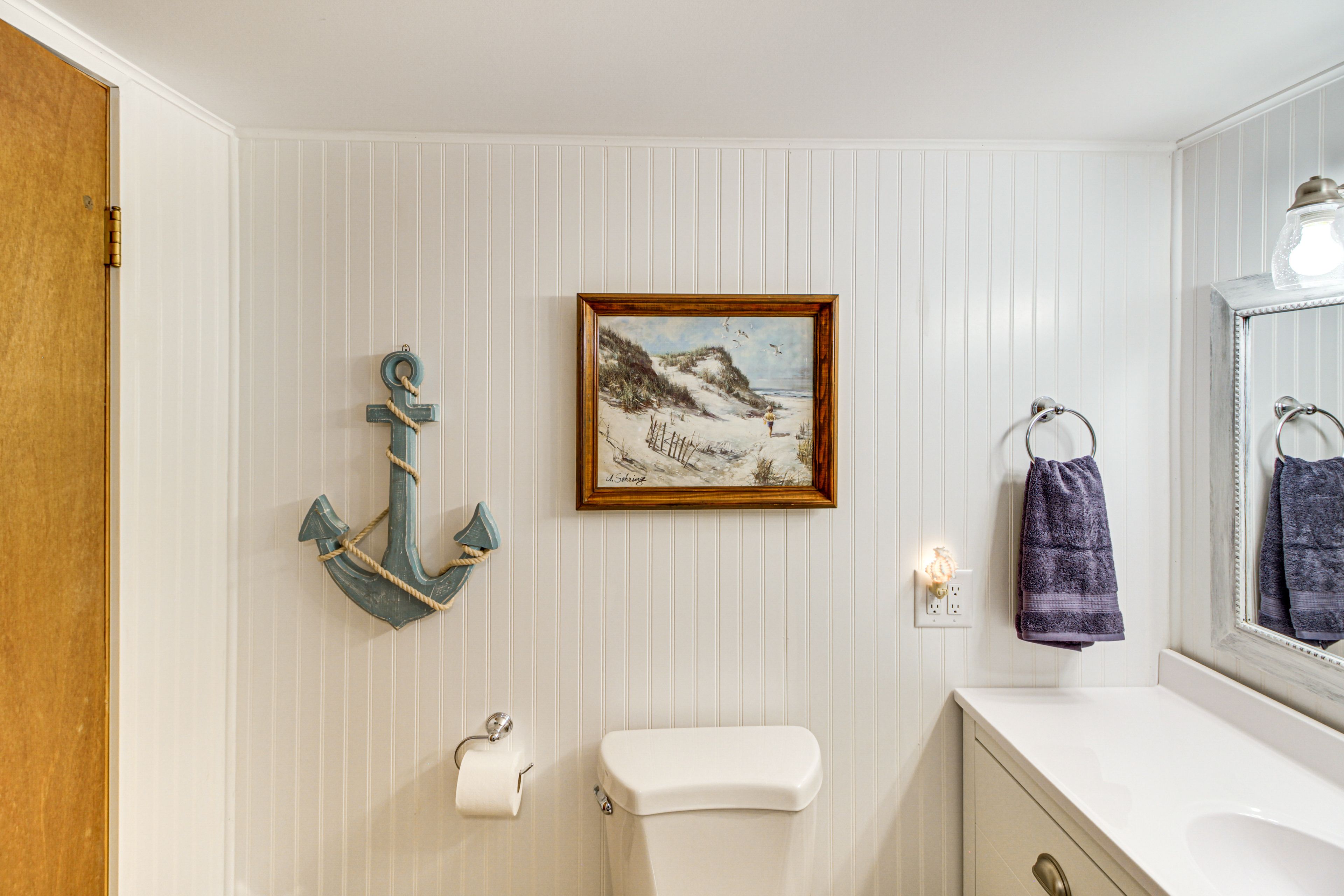 Full Bathroom | Towels Provided | Upper Level
