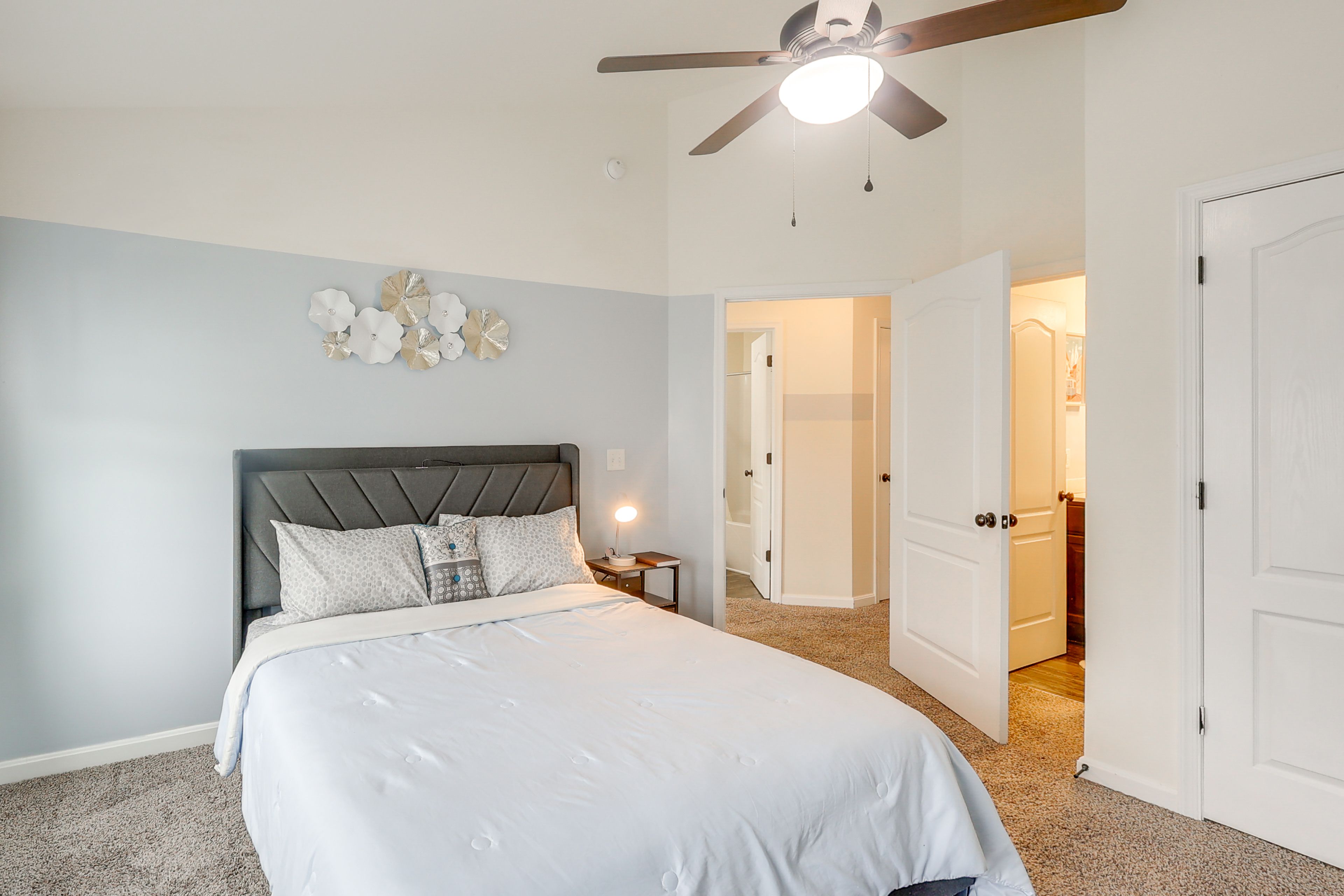 Bedroom 1 | Queen Bed | Upper Level