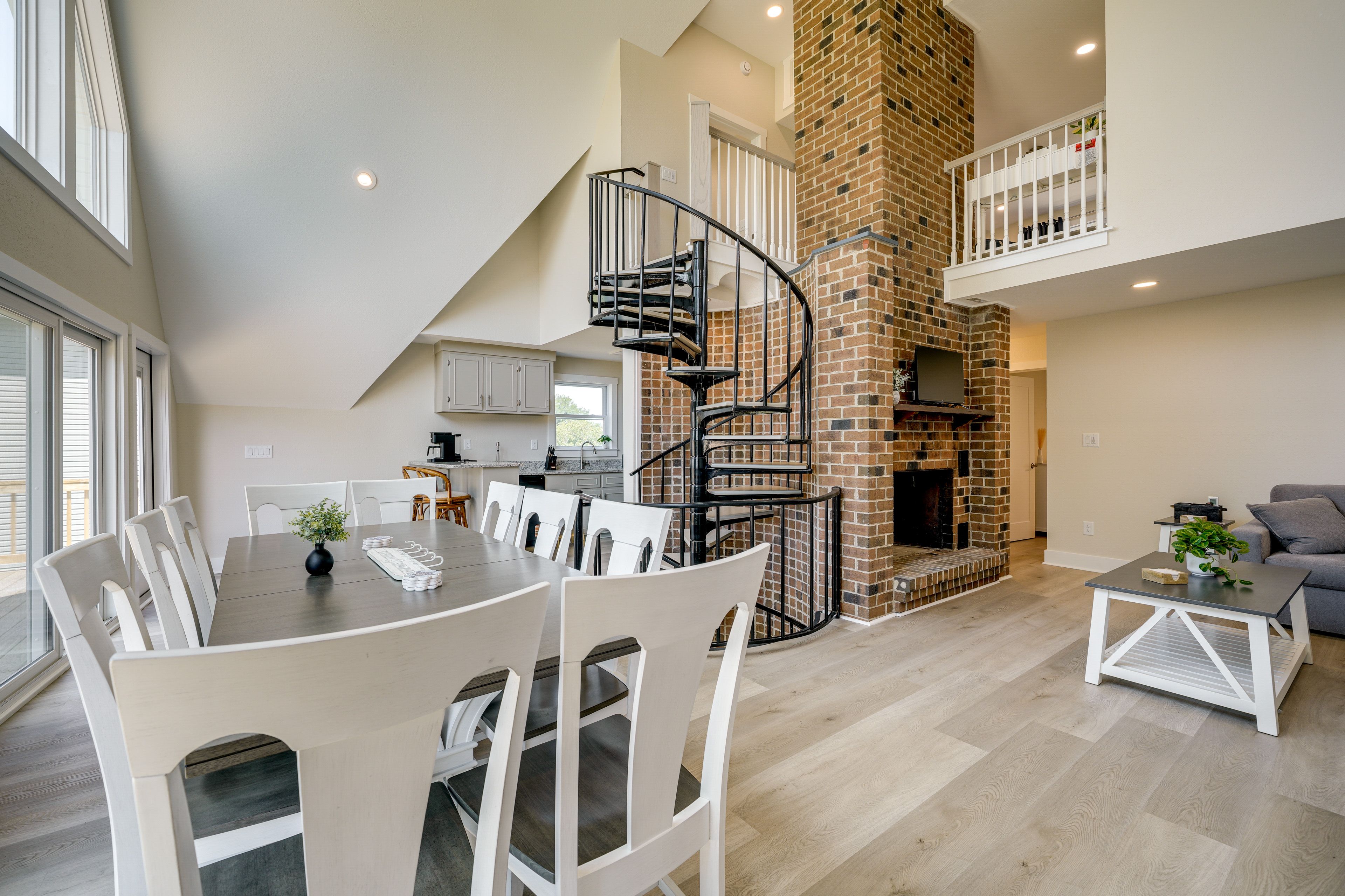 Interior | Dining Area | Kitchen