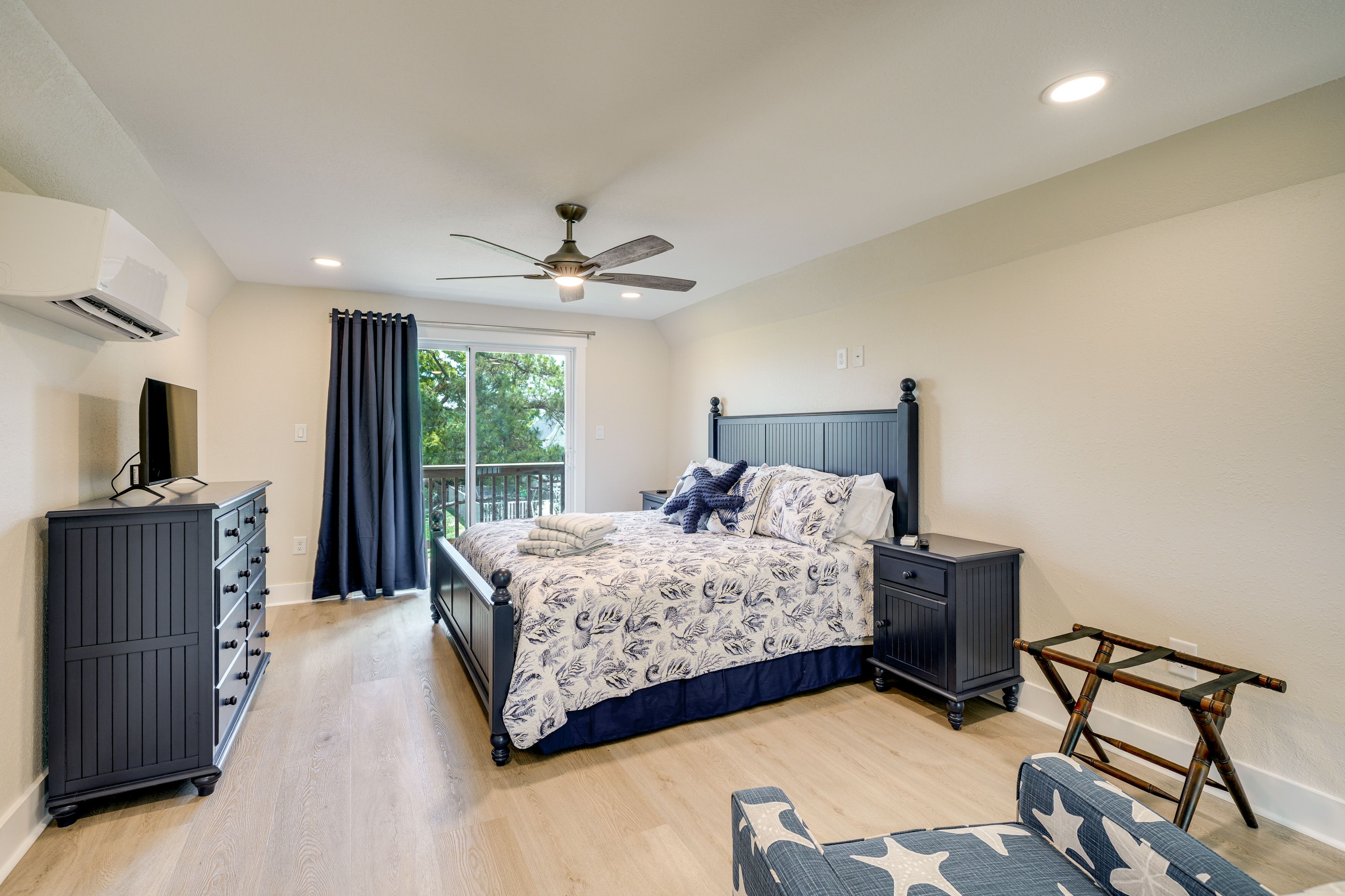 Bedroom 5 (Loft) | King Bed | Upper Level