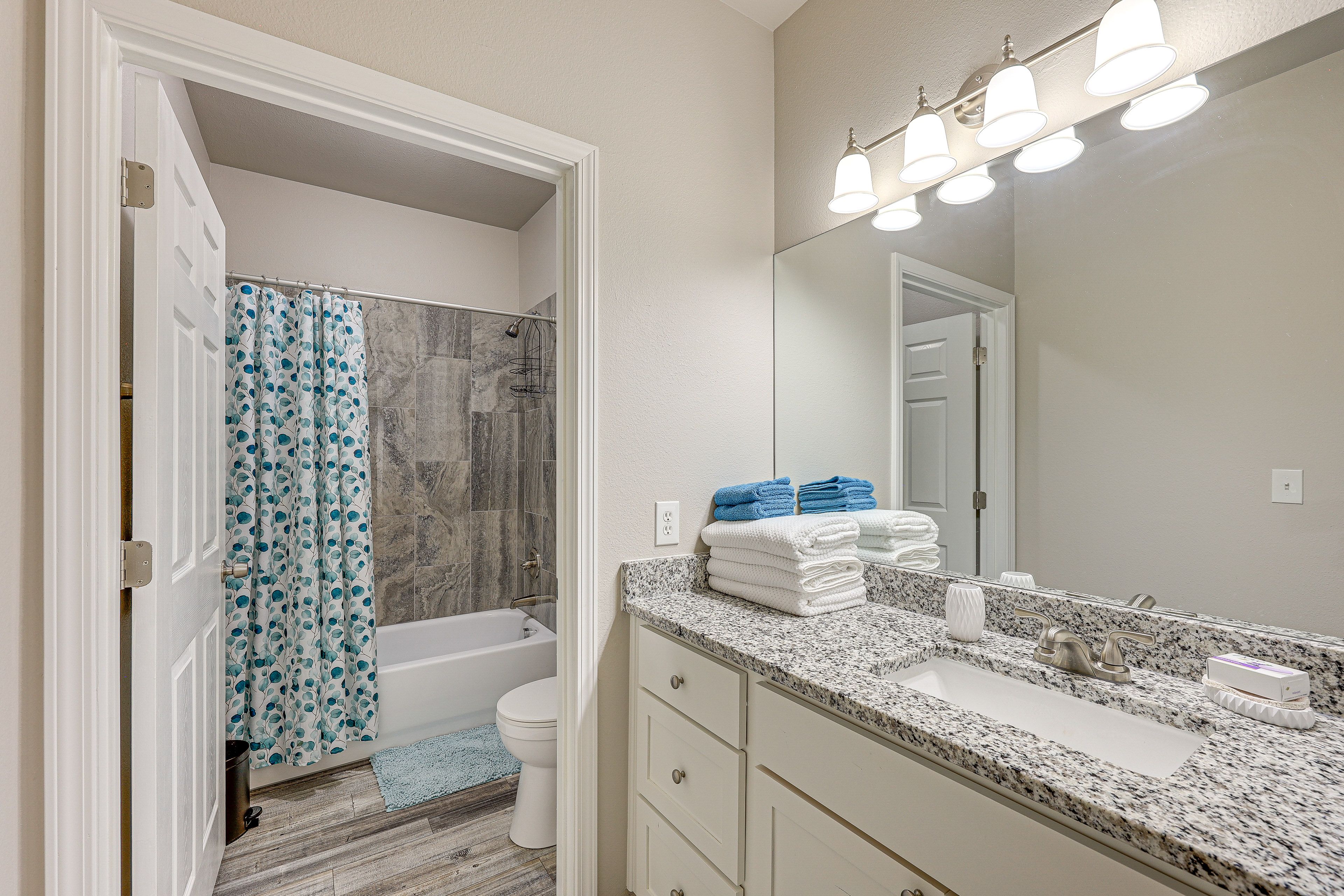 Full Bathroom | Towels Provided